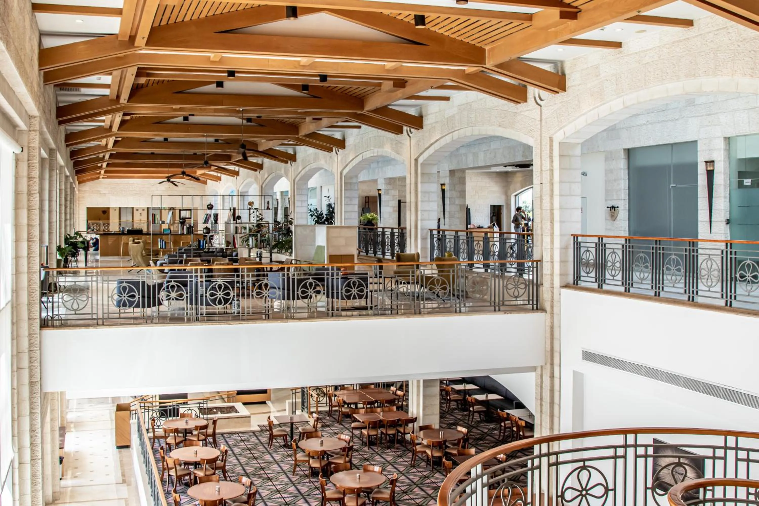 Restaurant/places to eat in Golden Crown Hotel