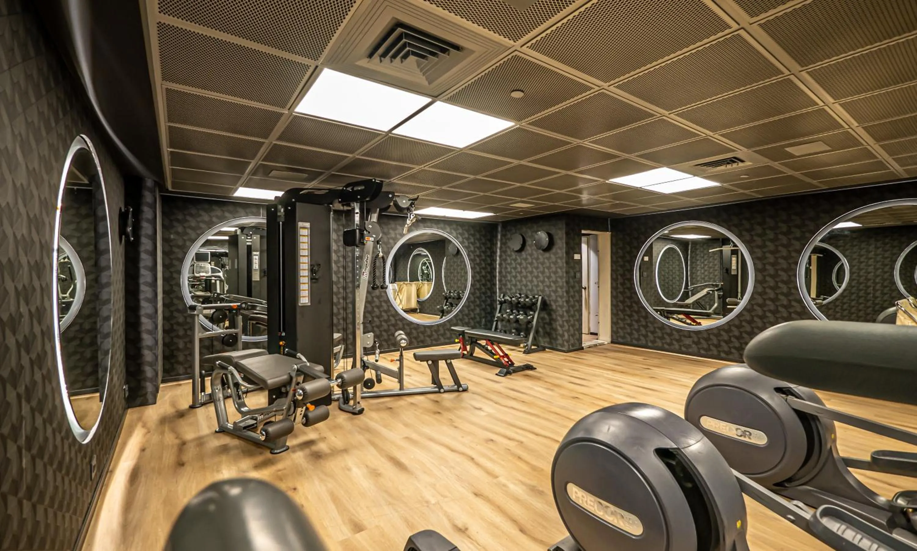 Fitness centre/facilities in Golden Crown Hotel