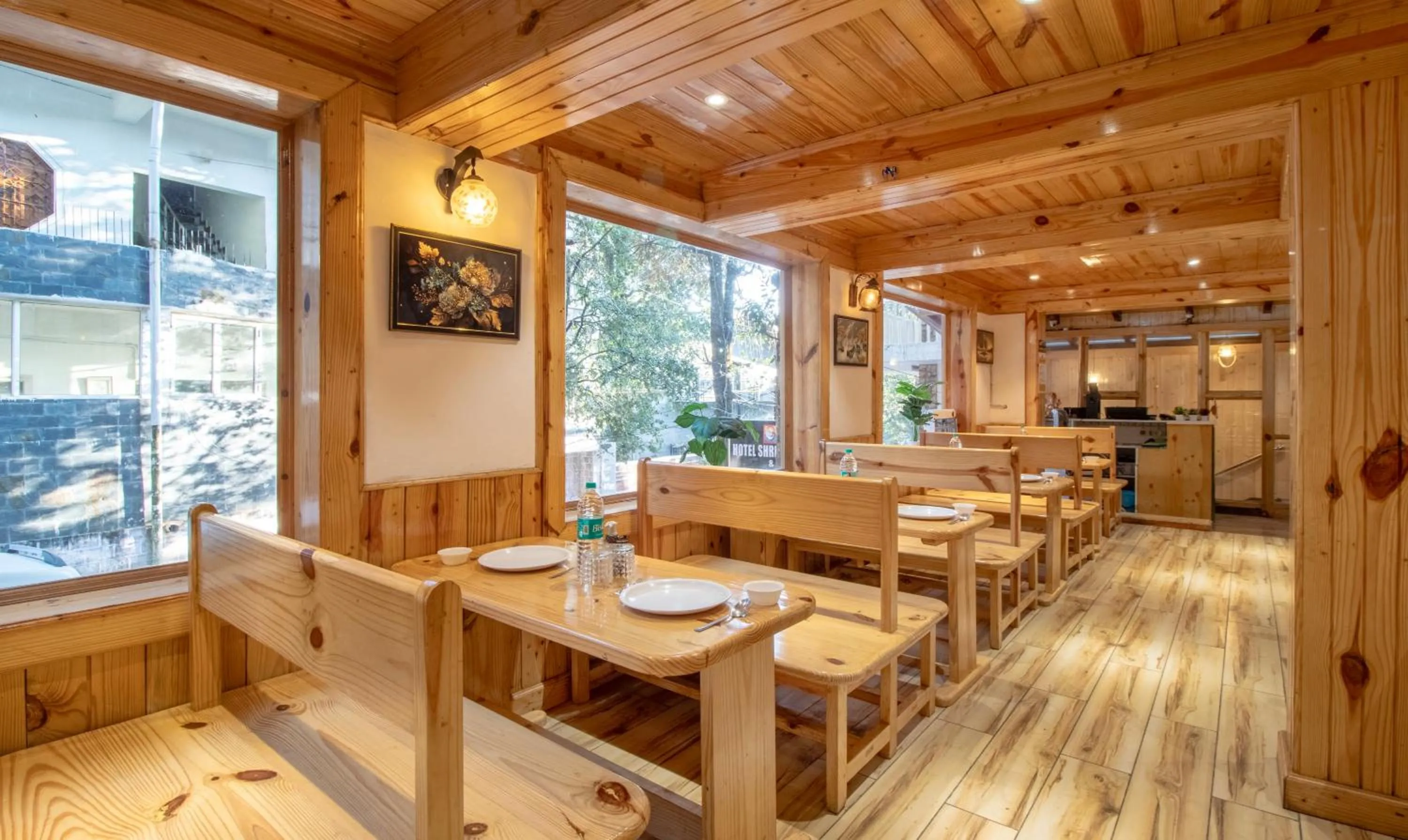 Restaurant/places to eat in Itsy Hotels Shri Gv Inn, 600 Mtrs From Tiffin Top