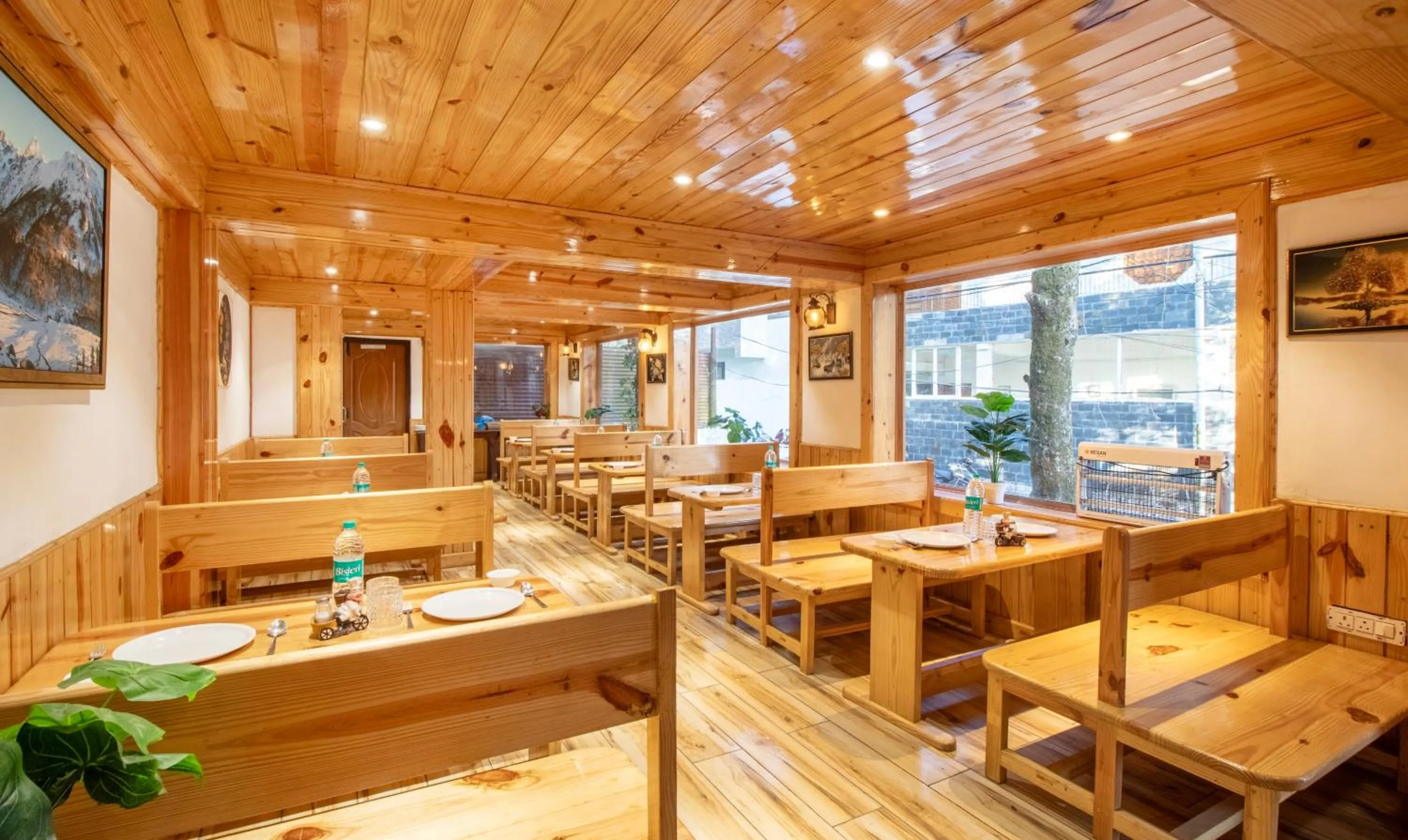 Restaurant/places to eat in Itsy Hotels Shri Gv Inn, 600 Mtrs From Tiffin Top