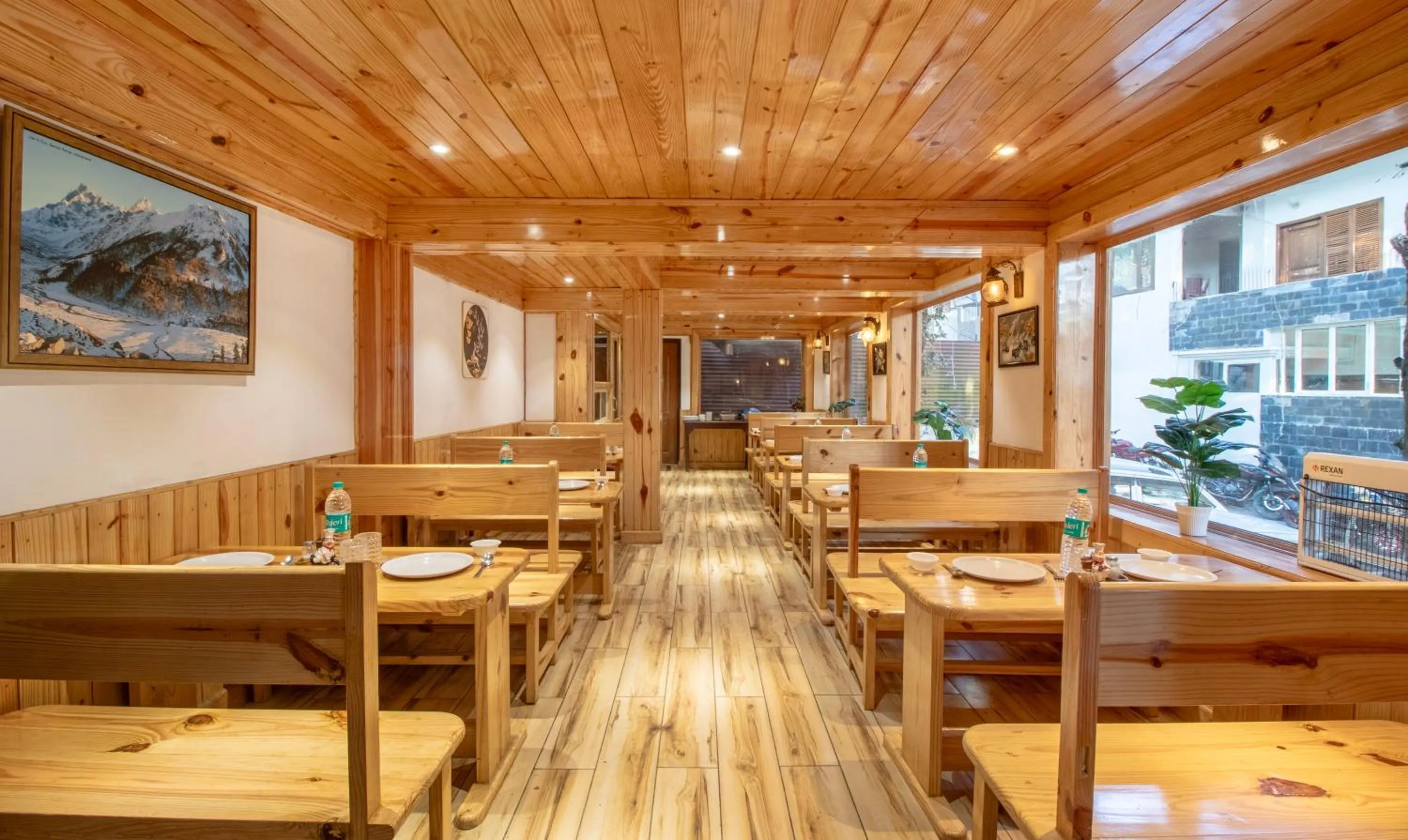 Restaurant/places to eat in Itsy Hotels Shri Gv Inn, 600 Mtrs From Tiffin Top