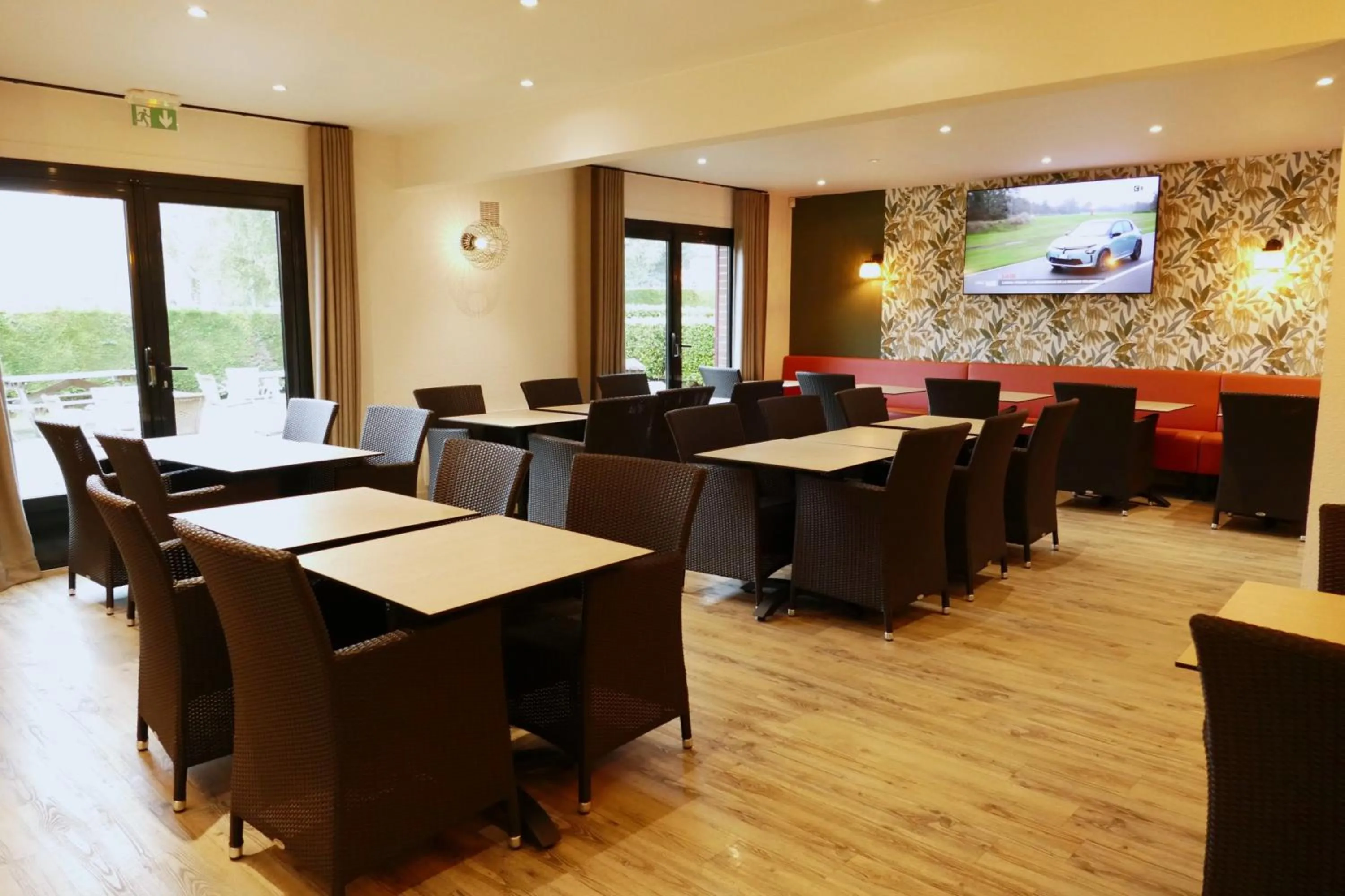 Communal lounge/ TV room in The Originals City, Hôtel Le Gayant, Douai