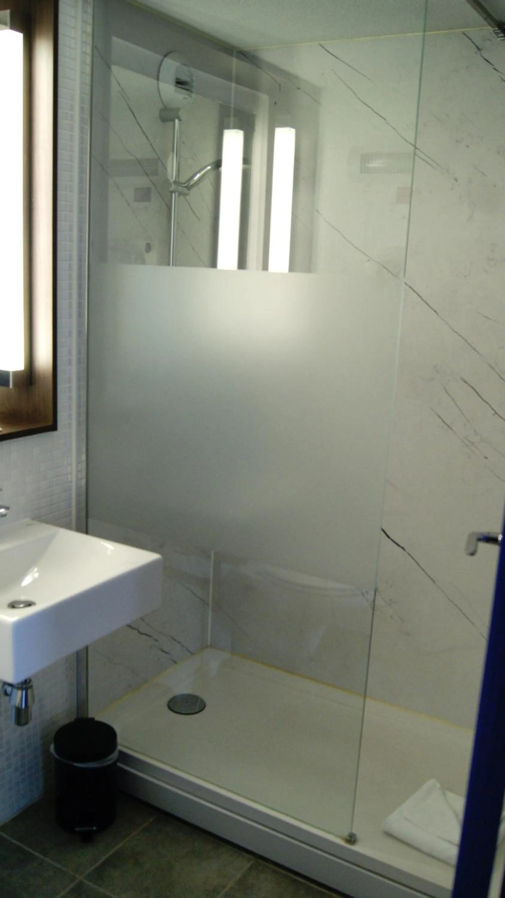 Shower in The Originals City, Hôtel Le Gayant, Douai