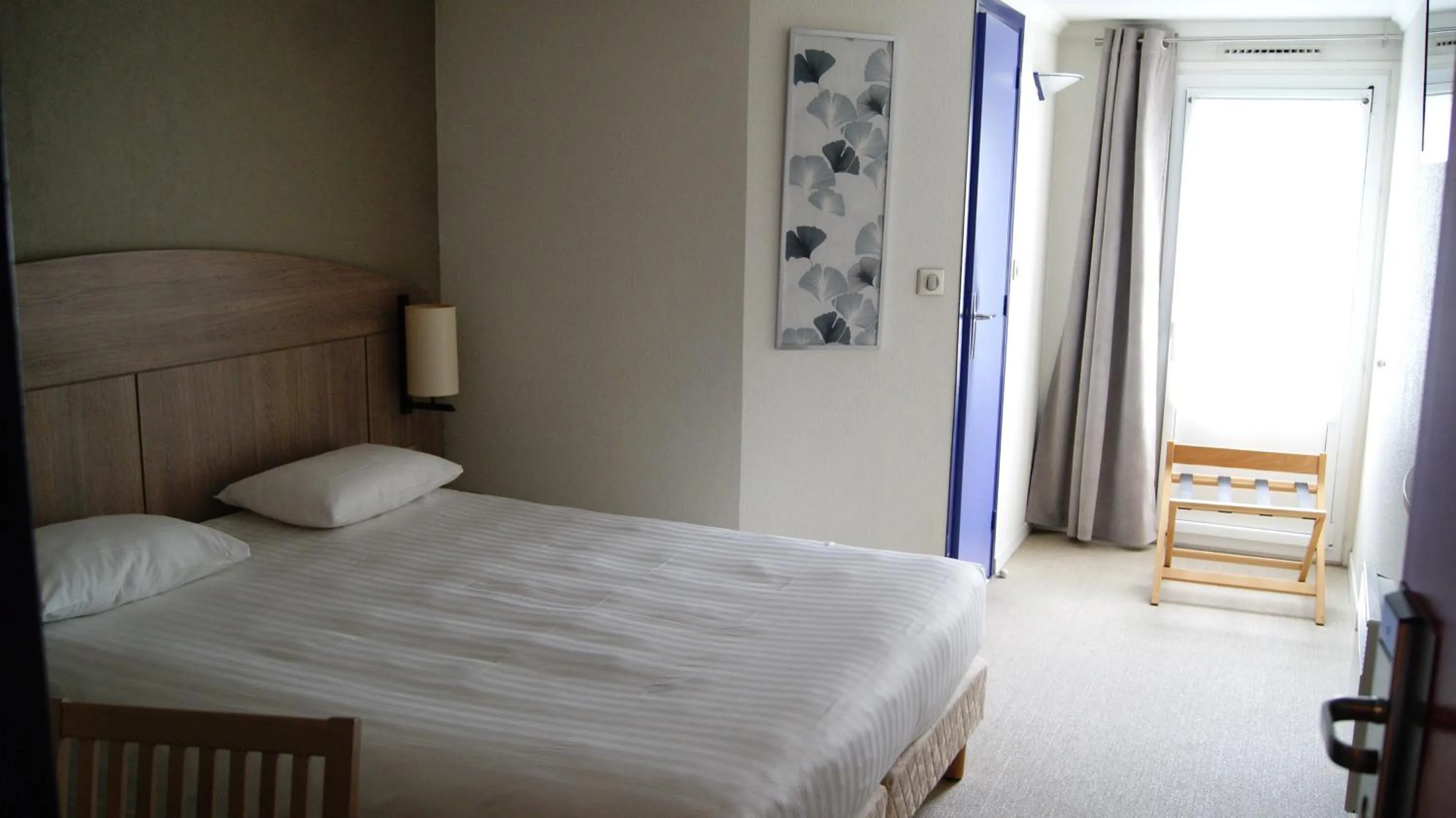 Bedroom, Bed in The Originals City, Hôtel Le Gayant, Douai