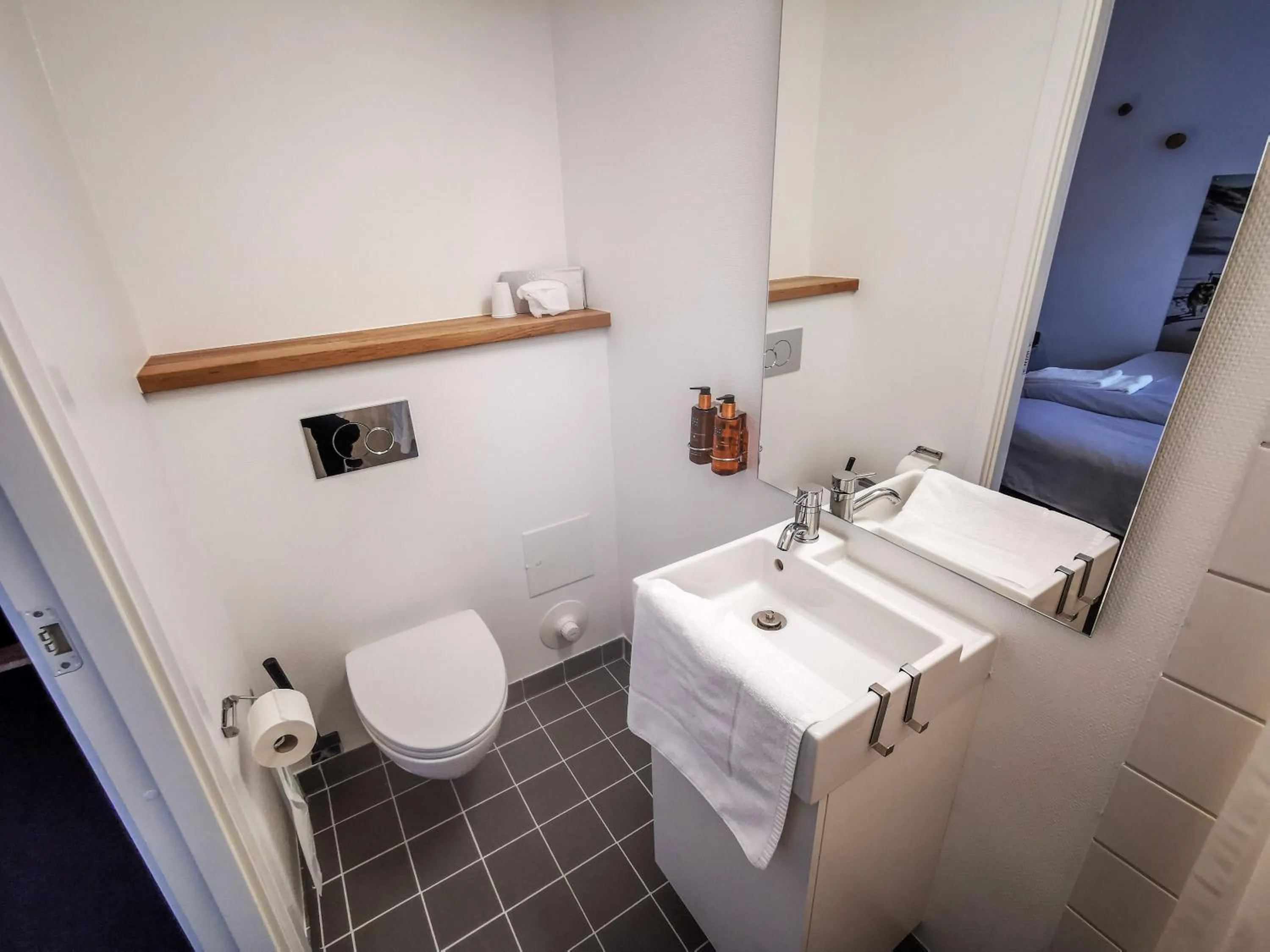 Bathroom in Hotel Sisimiut & Tours