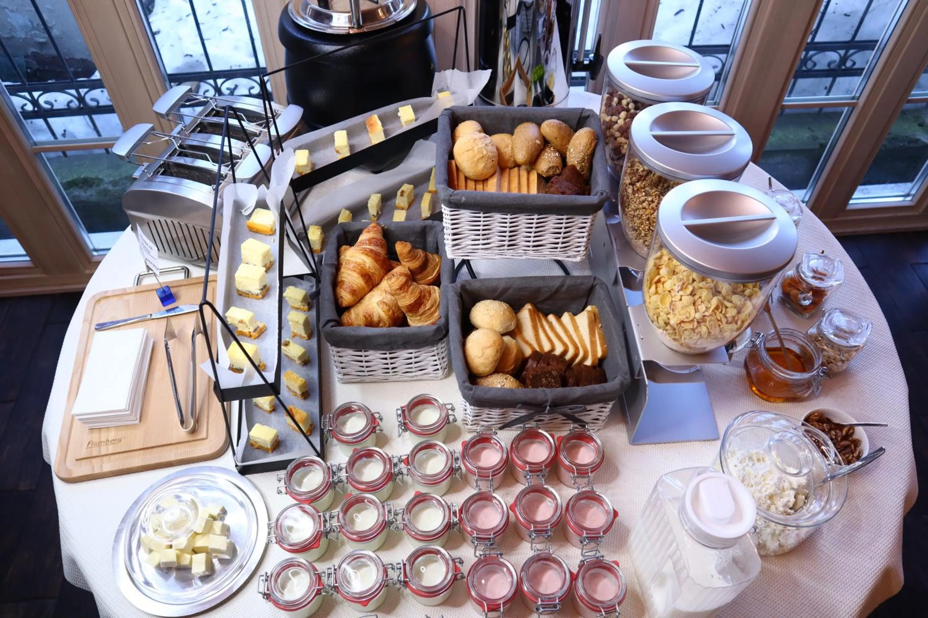 Restaurant/places to eat in Chopin Hotel