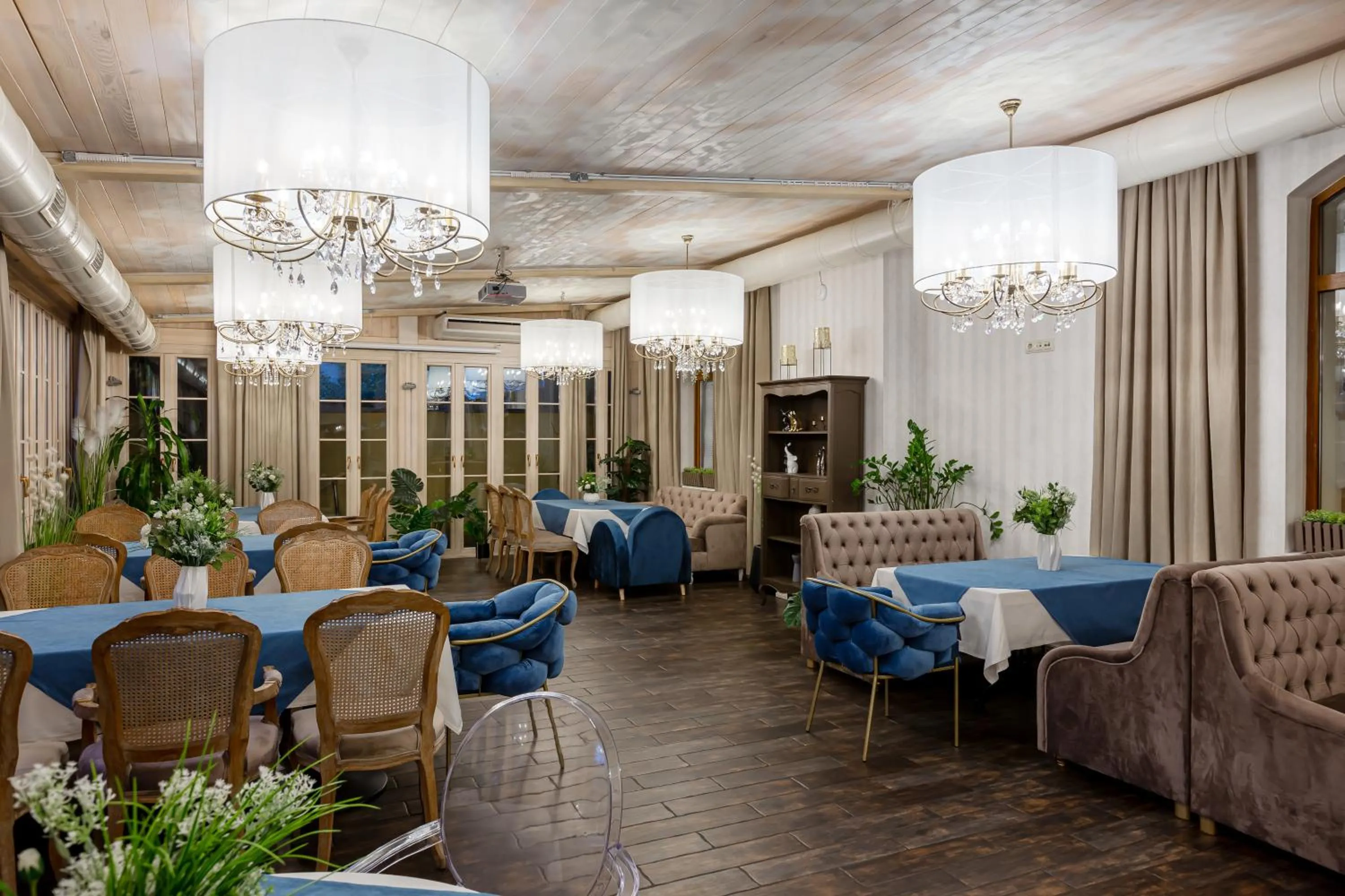 Restaurant/places to eat in Chopin Hotel