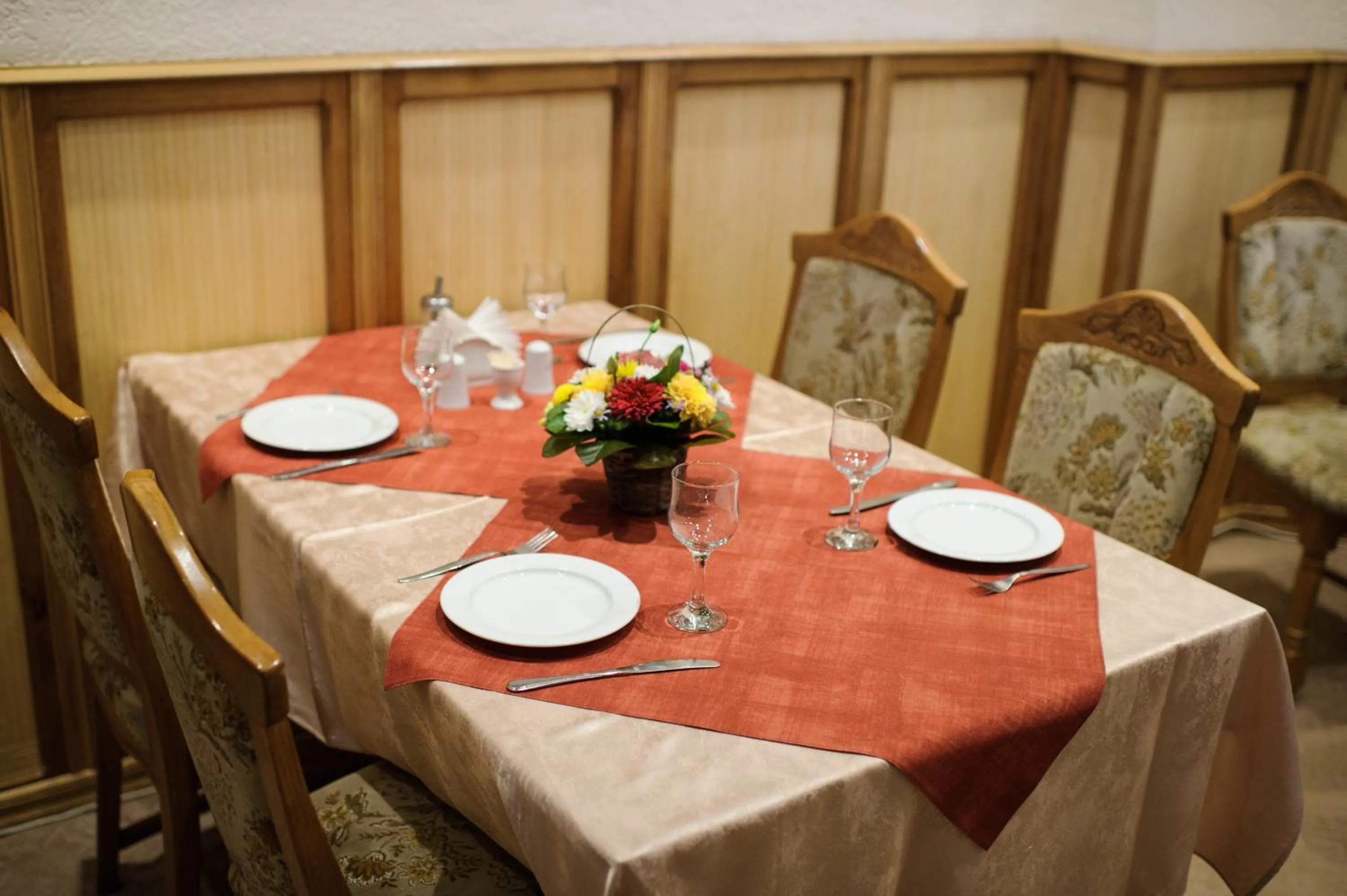 Restaurant/places to eat in Dacia Hotel