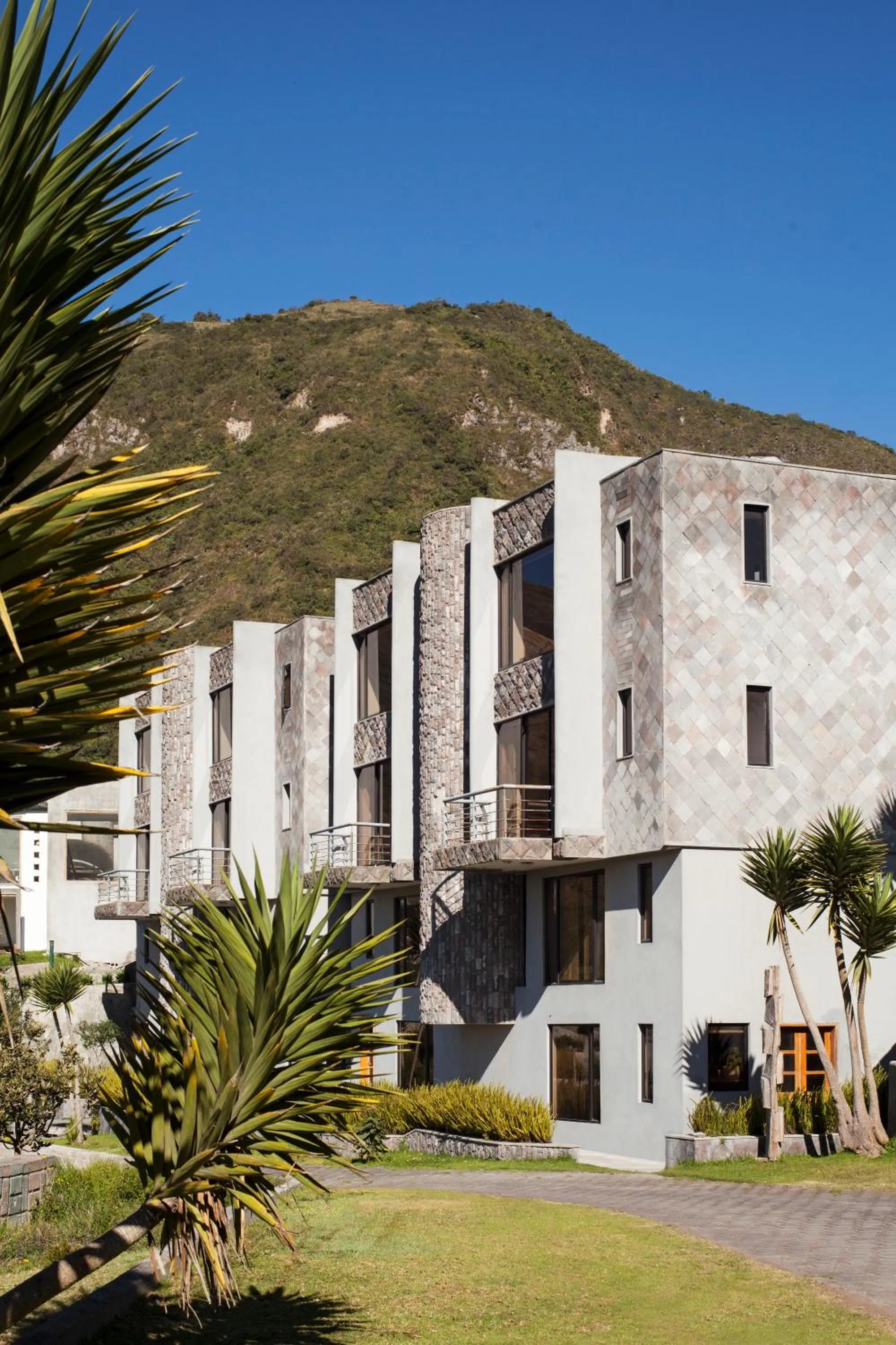 Facade/entrance in El Crater