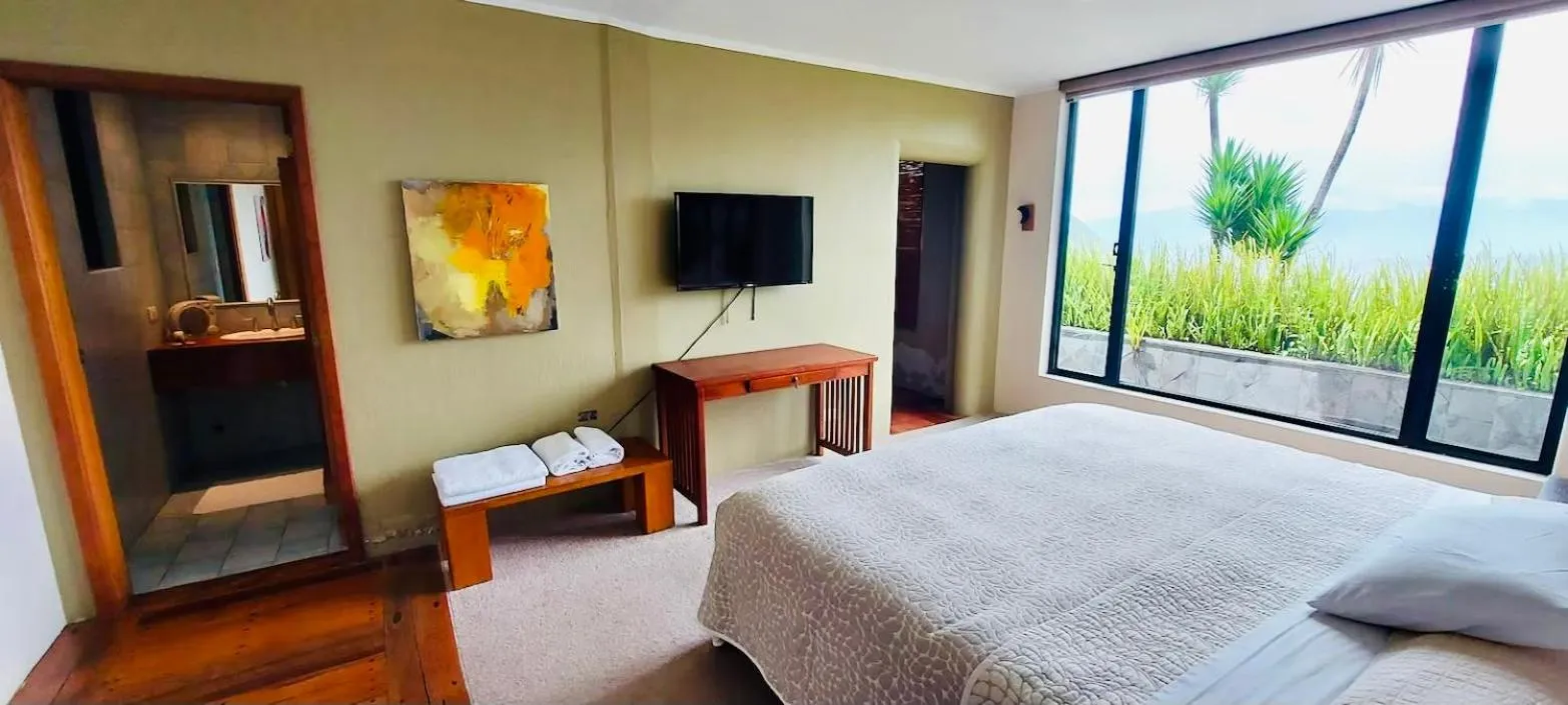 Photo of the whole room, Bed in El Crater