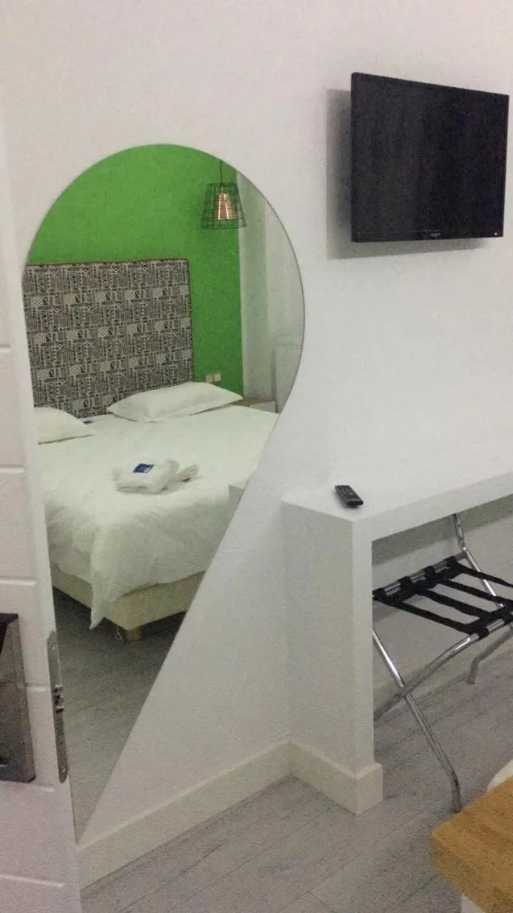 Communal lounge/ TV room, Bed in White Bottle Superior Apartments