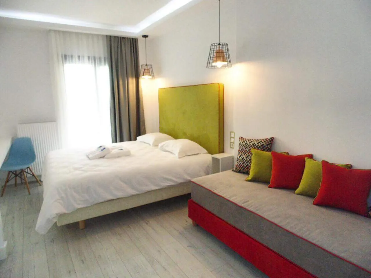 Photo of the whole room, Bed in White Bottle Superior Apartments