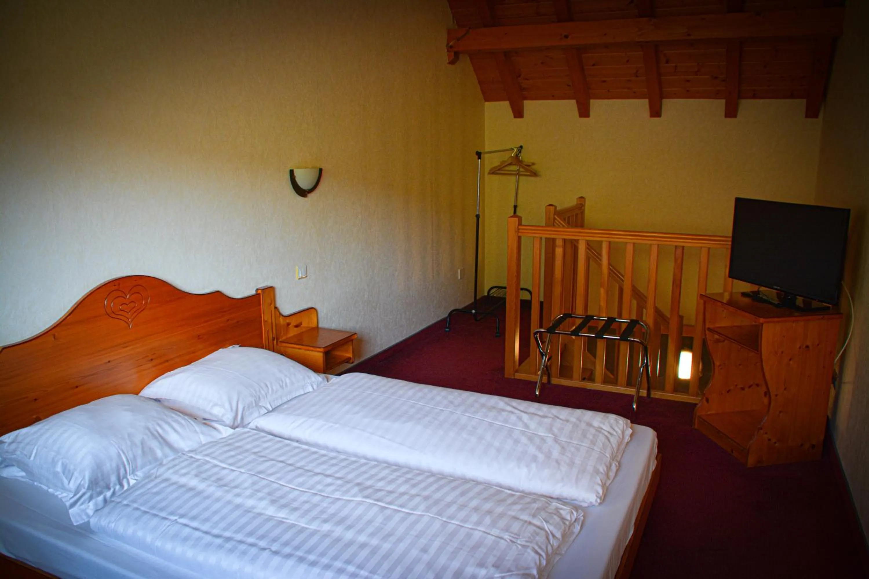 Bed in Logis Hôtel Restaurant La Petite Auberge Alsace