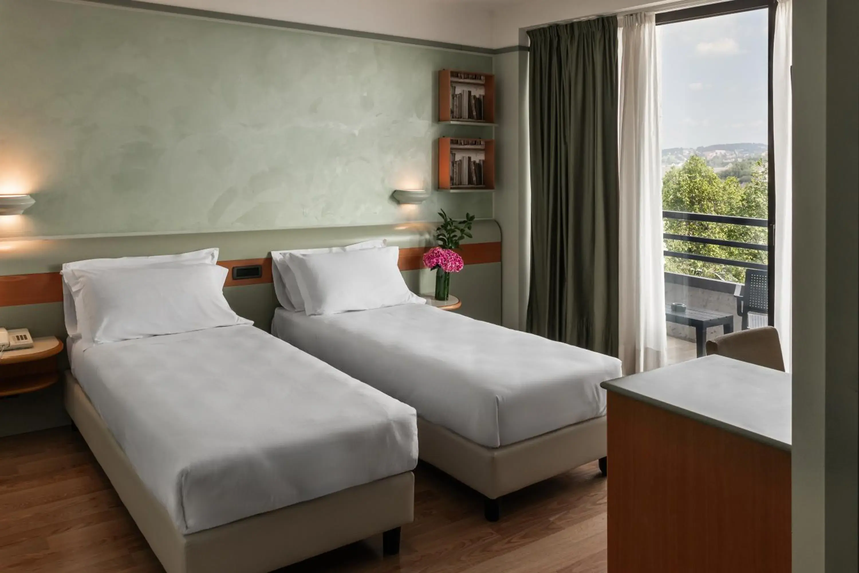 Twin Room with Private Bathroom in Hotel Leonardo da Vinci Twin Room with Private Bathroom in Hotel Leonardo da Vinci