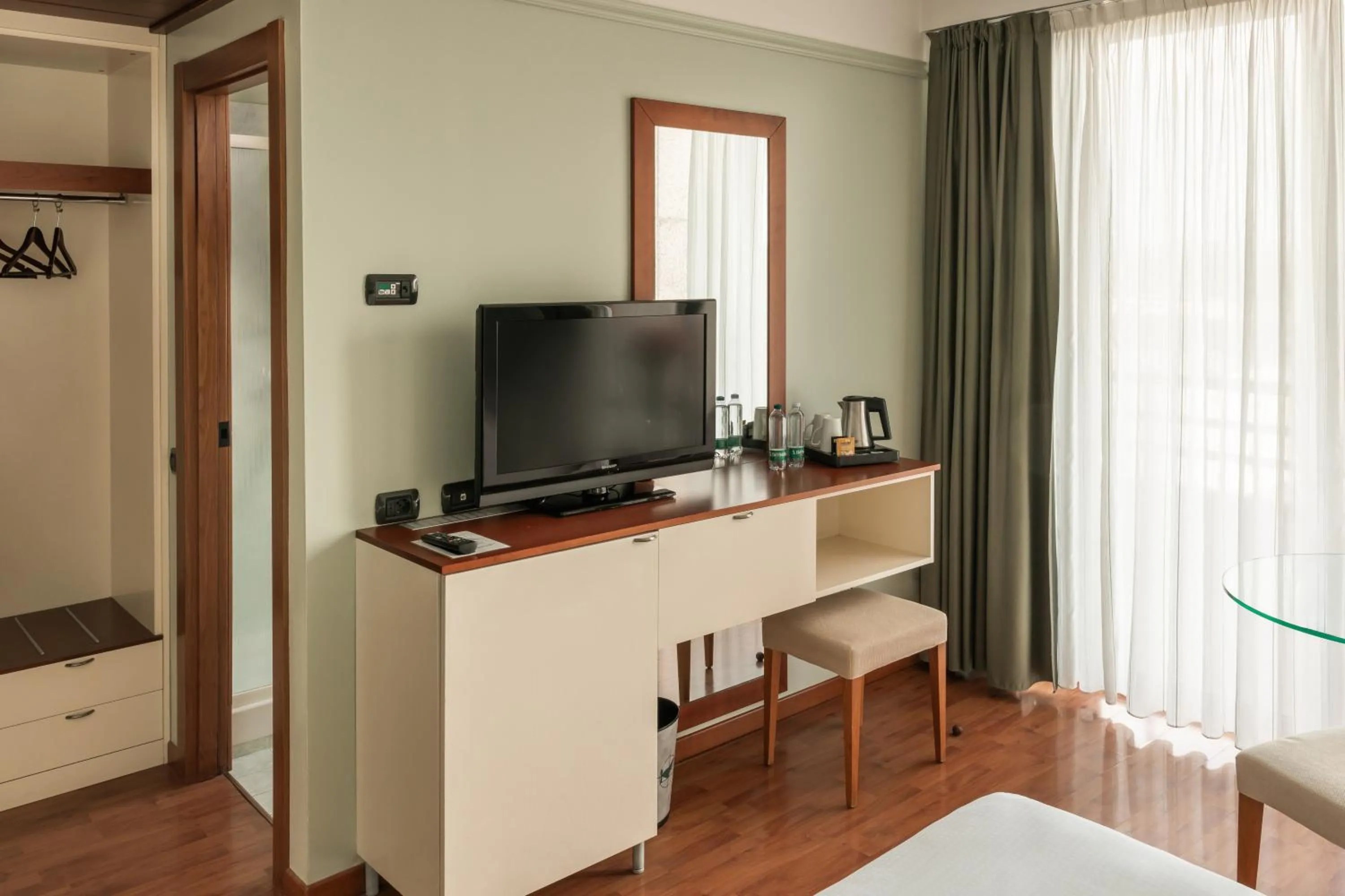 Bedroom, Bed in Hotel Leonardo da Vinci