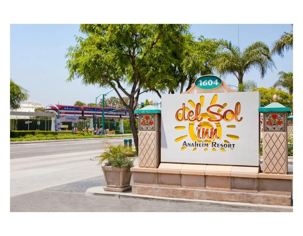 Facade/entrance in Del Sol Inn Anaheim