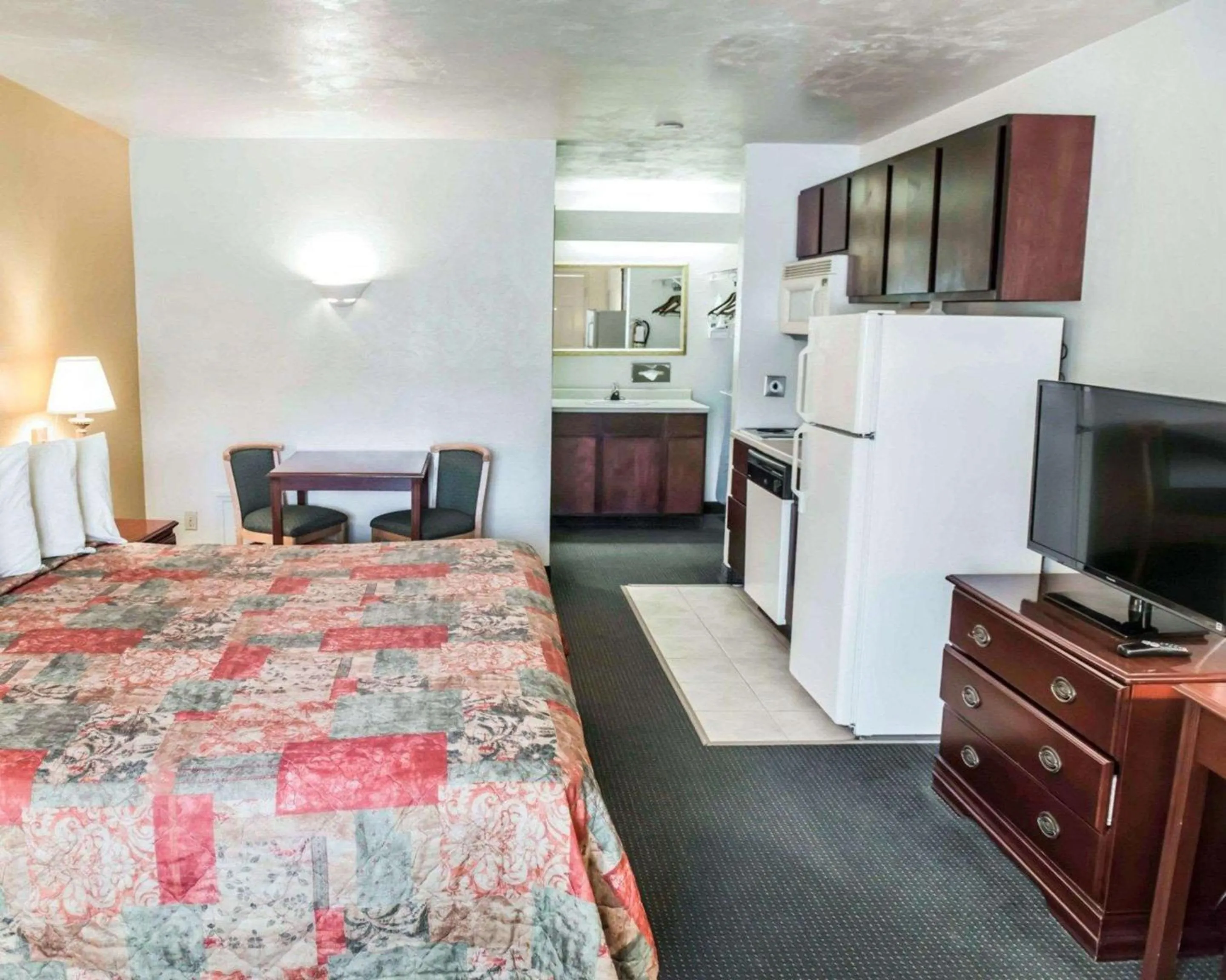 Photo of the whole room, Bed in Suburban Studios Tallahassee near University