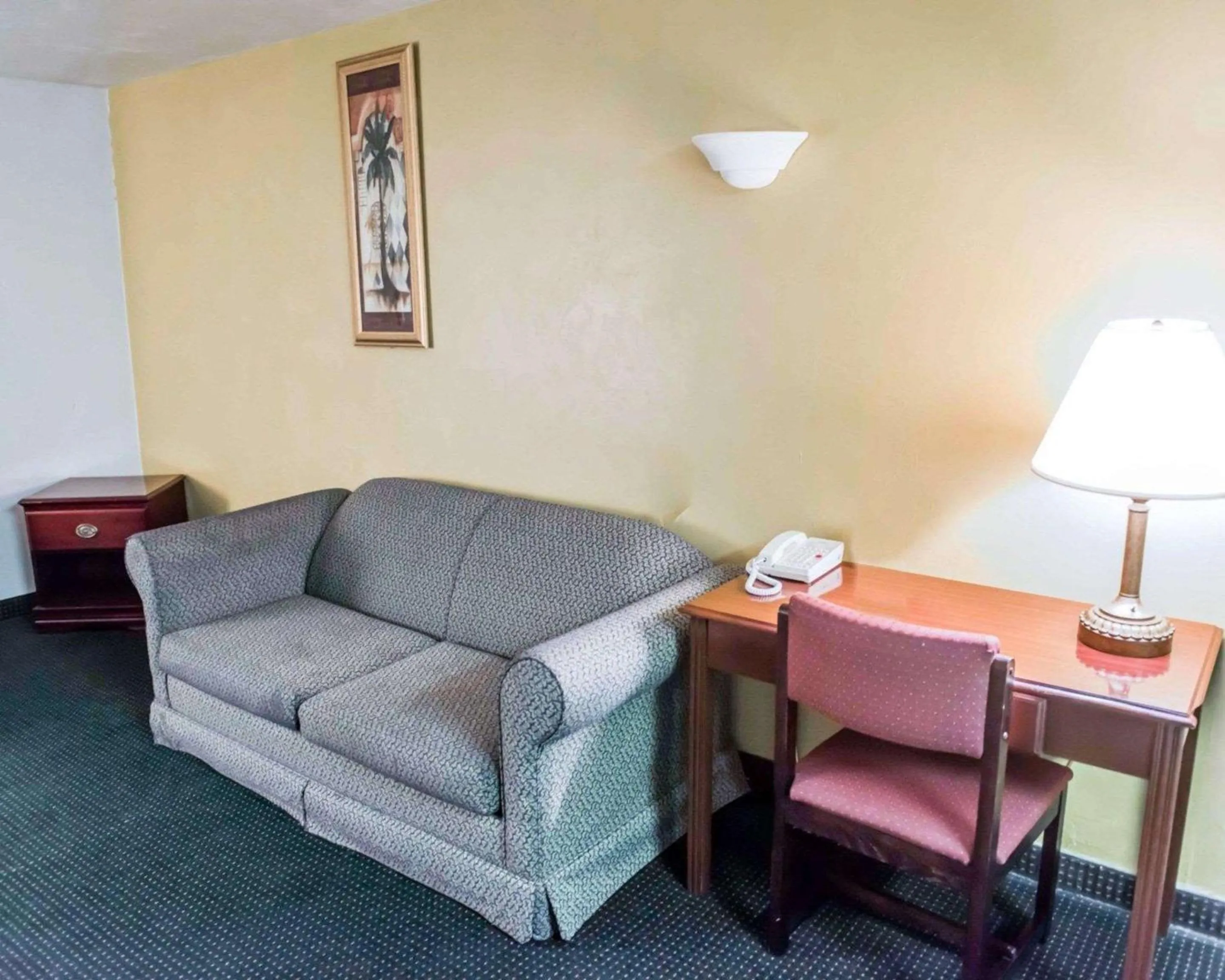 Photo of the whole room in Suburban Studios Tallahassee near University