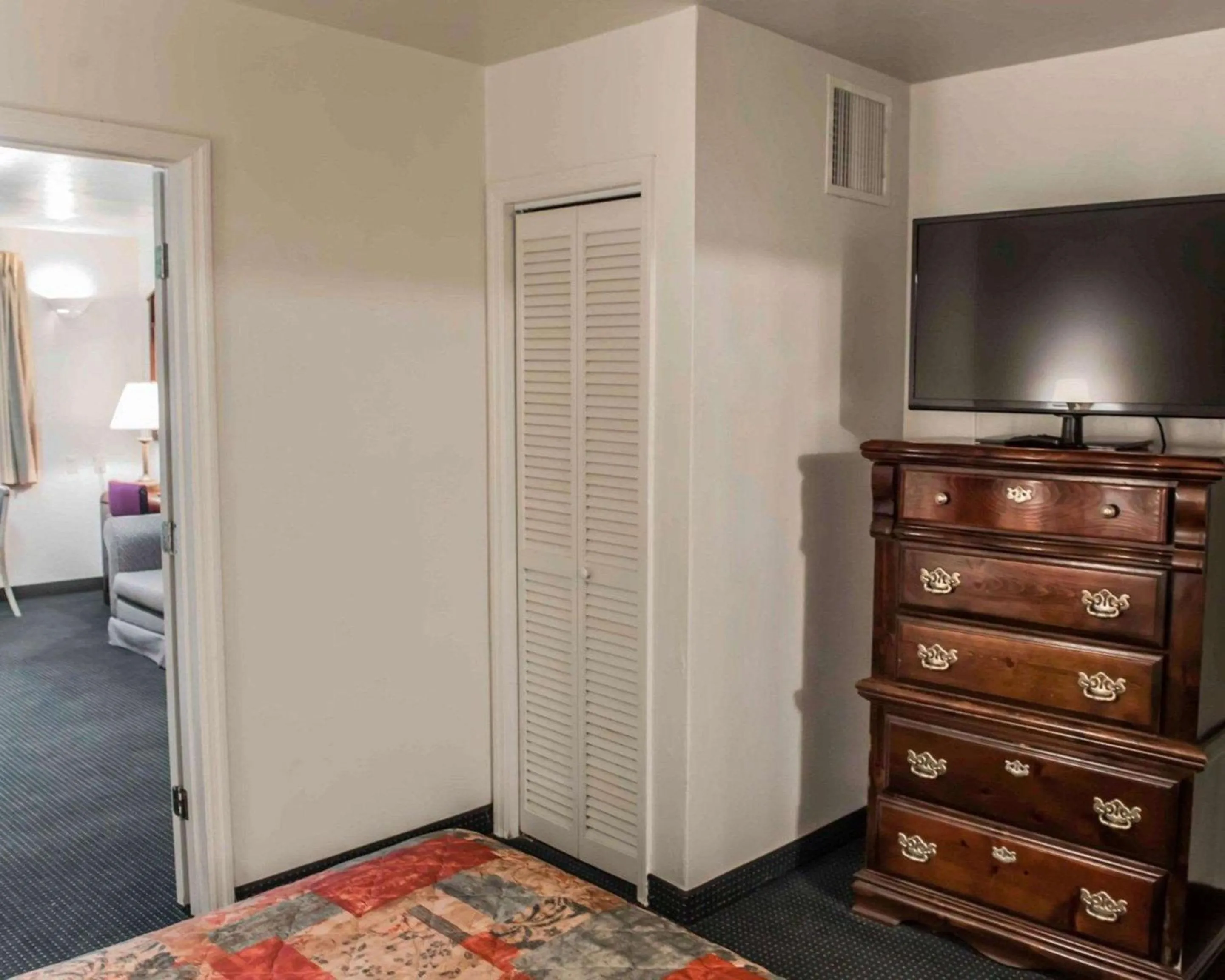 Photo of the whole room, Bed in Suburban Studios Tallahassee near University