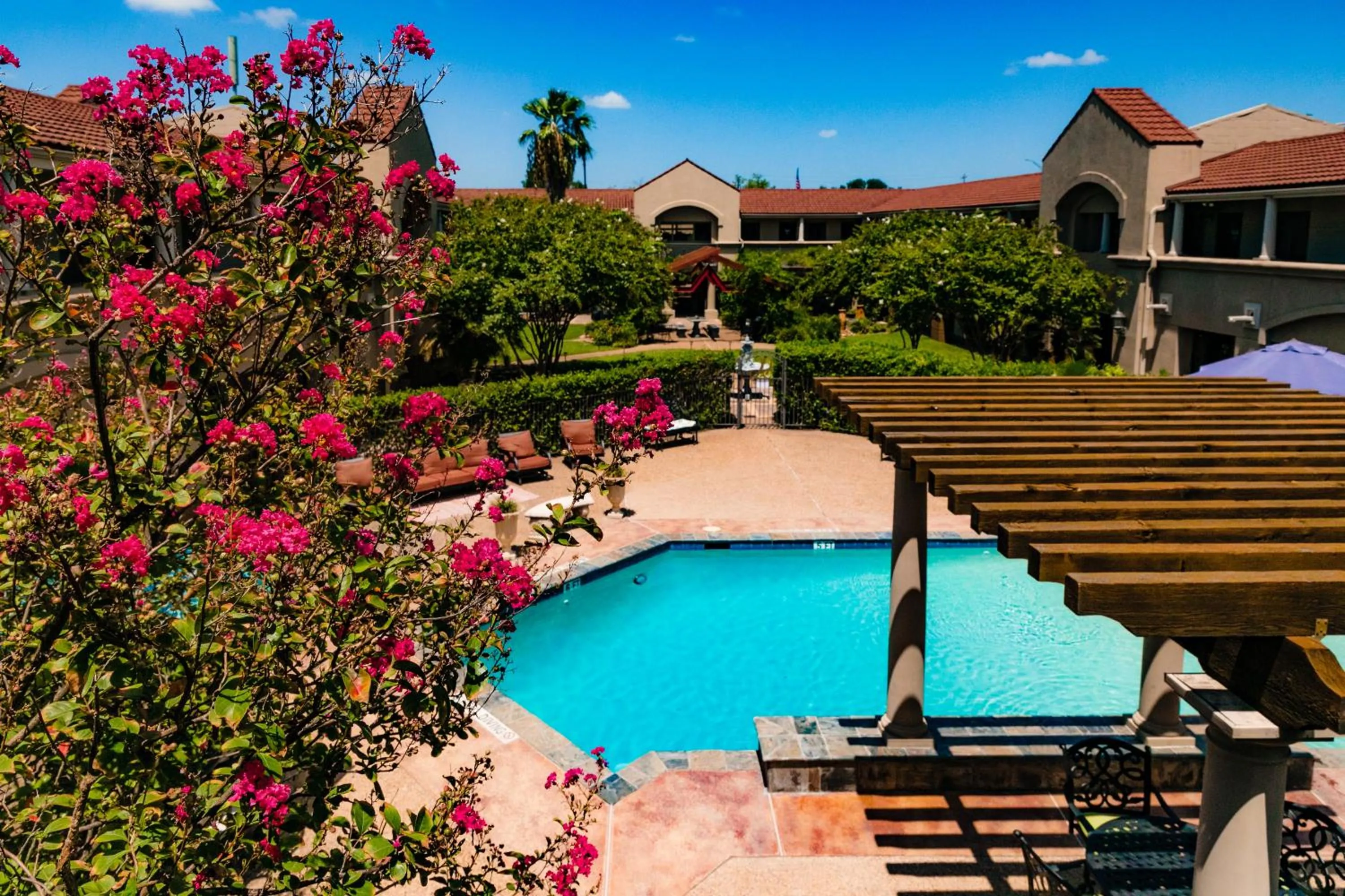 Swimming pool in Vineyard Court Designer Suites Hotel