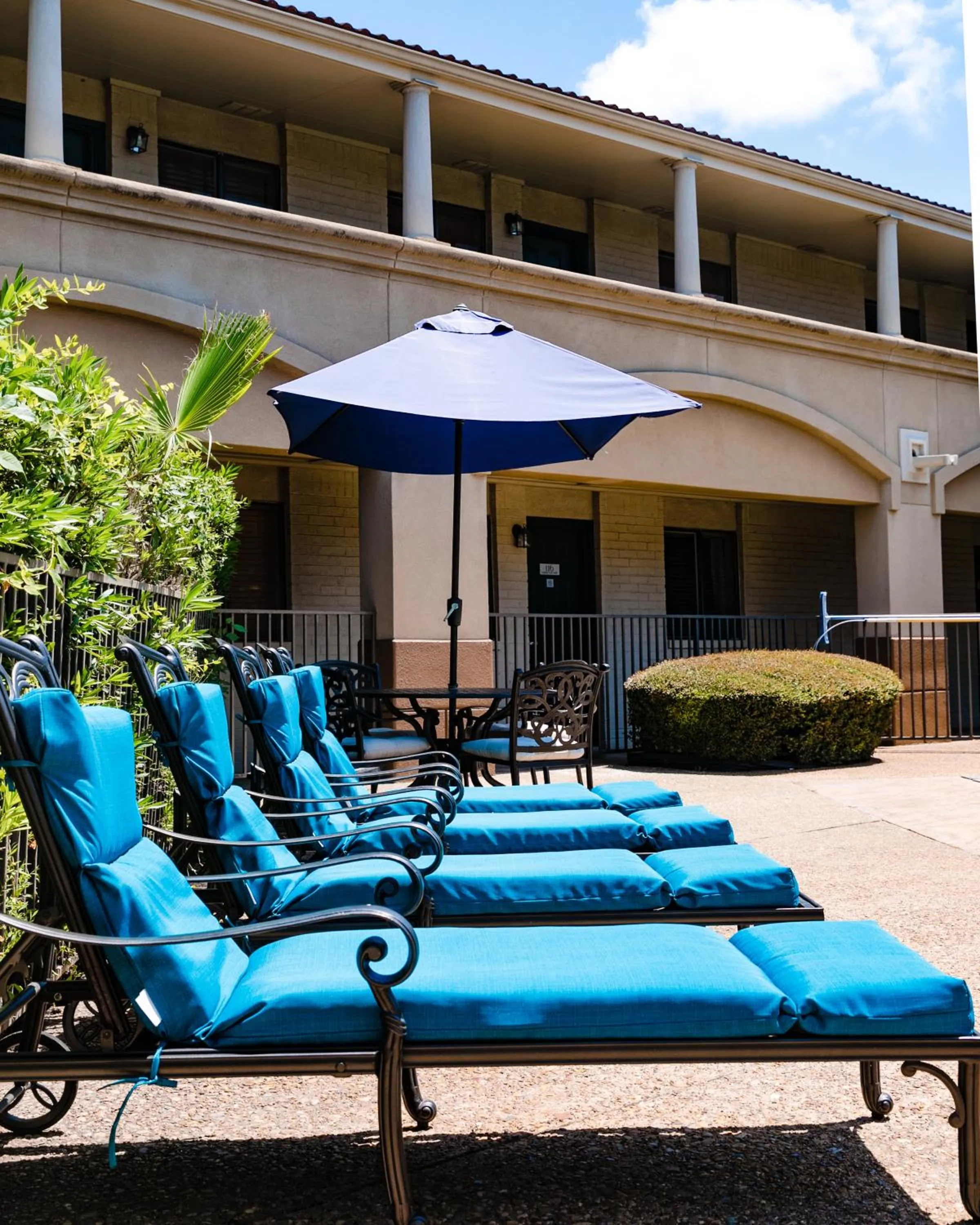 Seating area in Vineyard Court Designer Suites Hotel