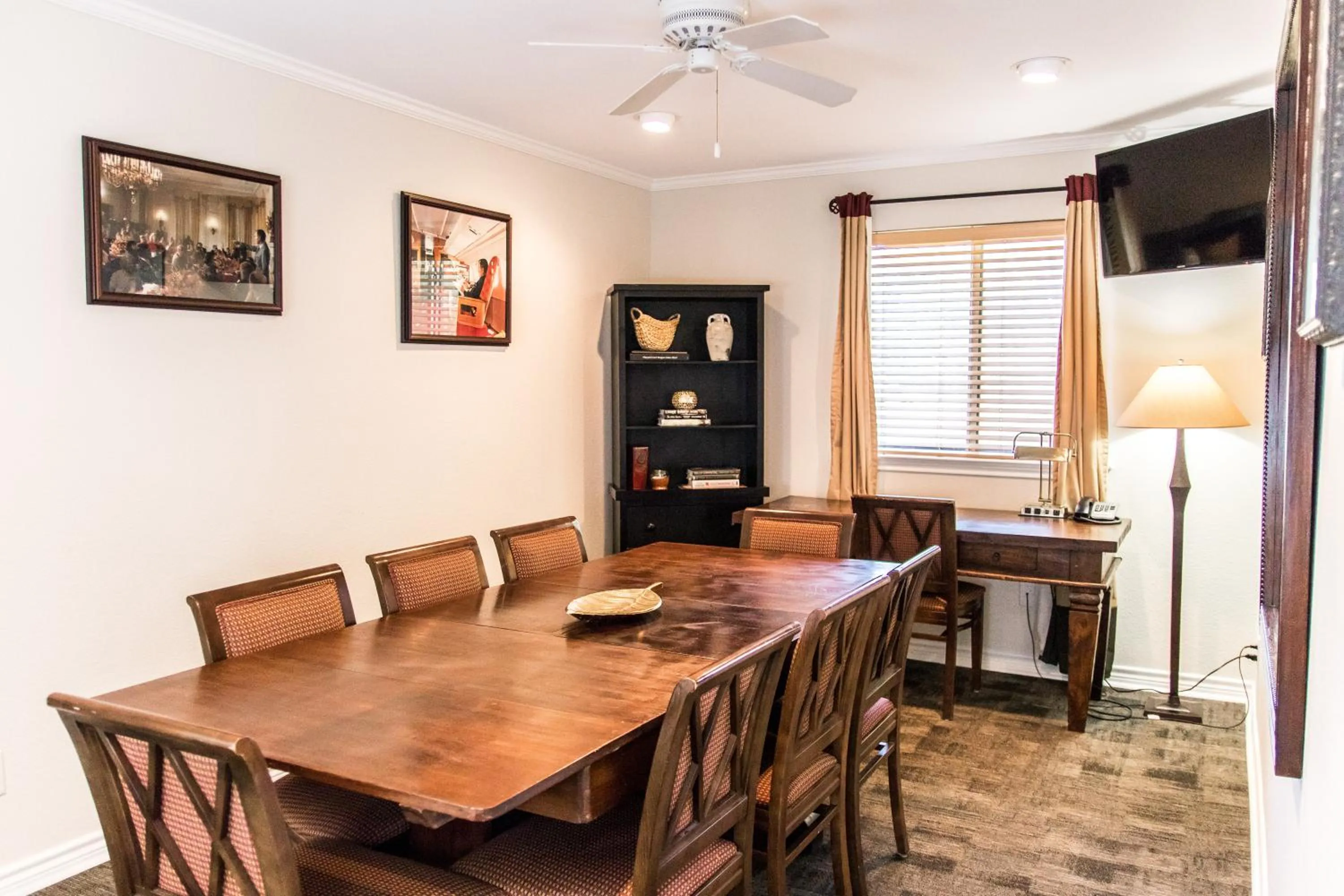 Meeting/conference room in Vineyard Court Designer Suites Hotel