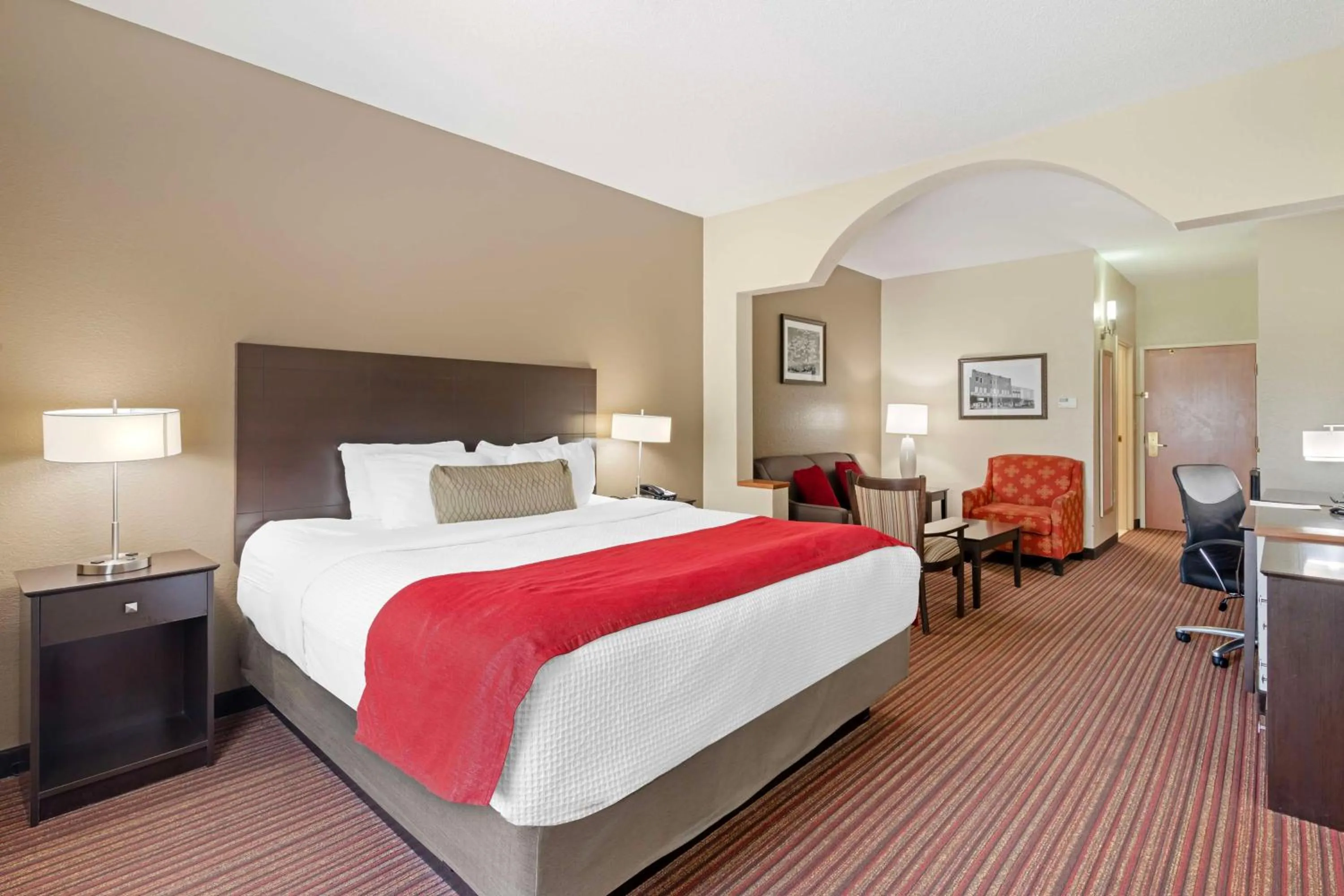 Bedroom, Bed in Best Western Plus Bradbury Inn and Suites