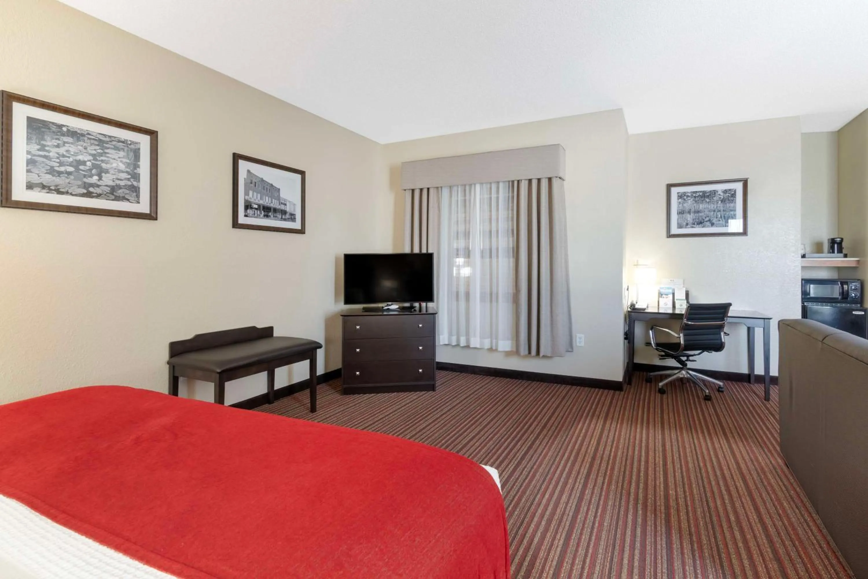 Bedroom, Bed in Best Western Plus Bradbury Inn and Suites