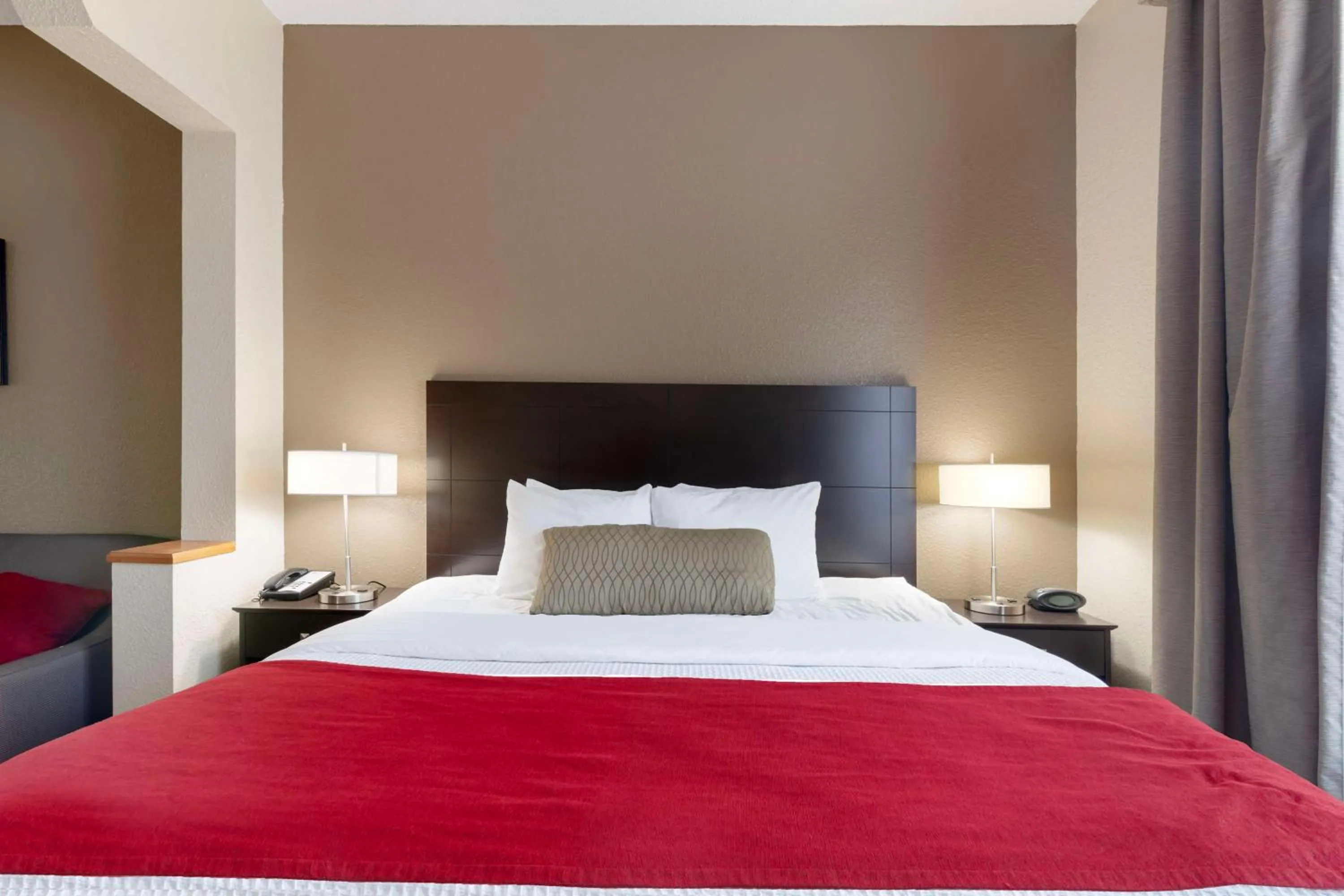 Bedroom, Bed in Best Western Plus Bradbury Inn and Suites