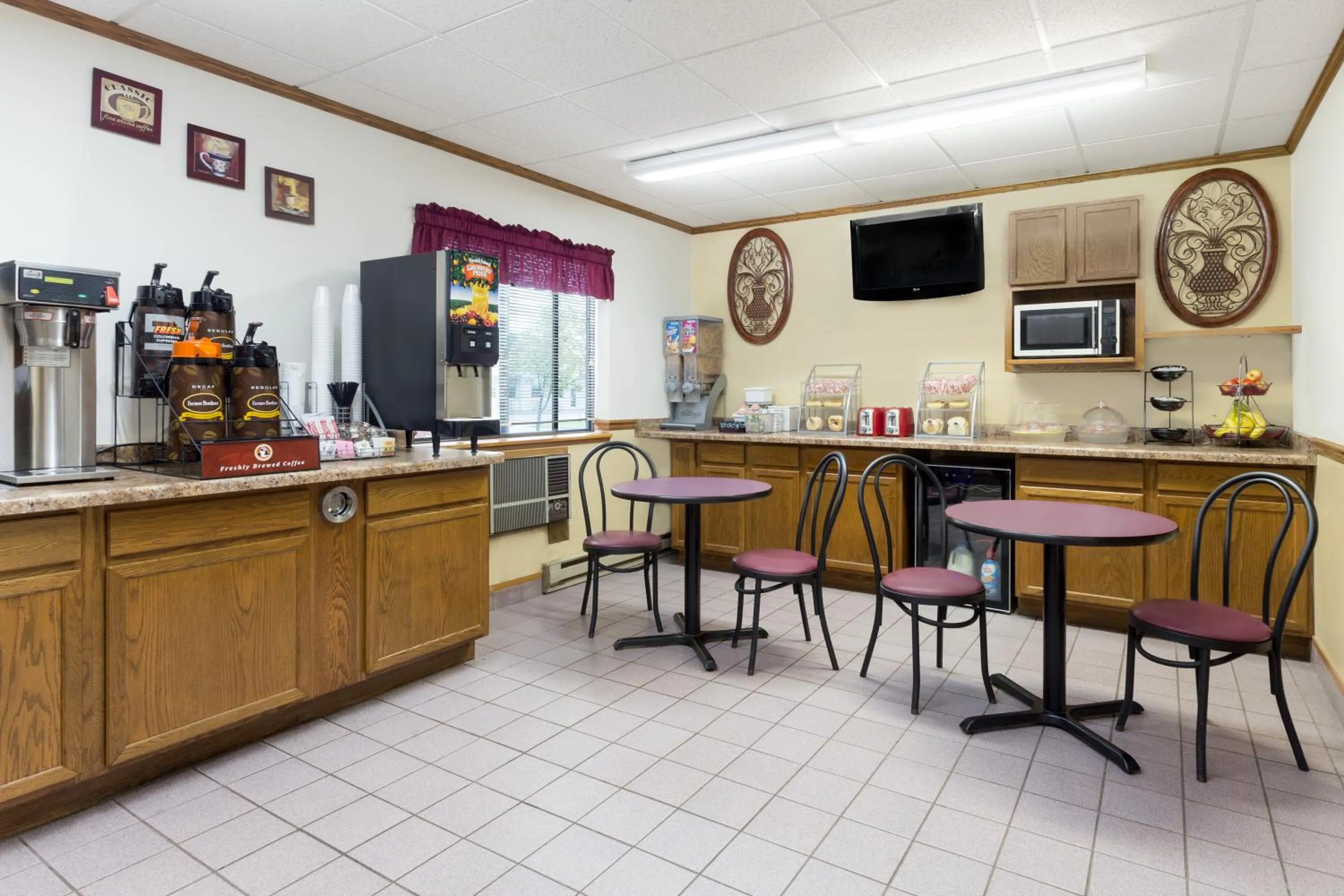 Continental breakfast in Super 8 by Wyndham Antigo