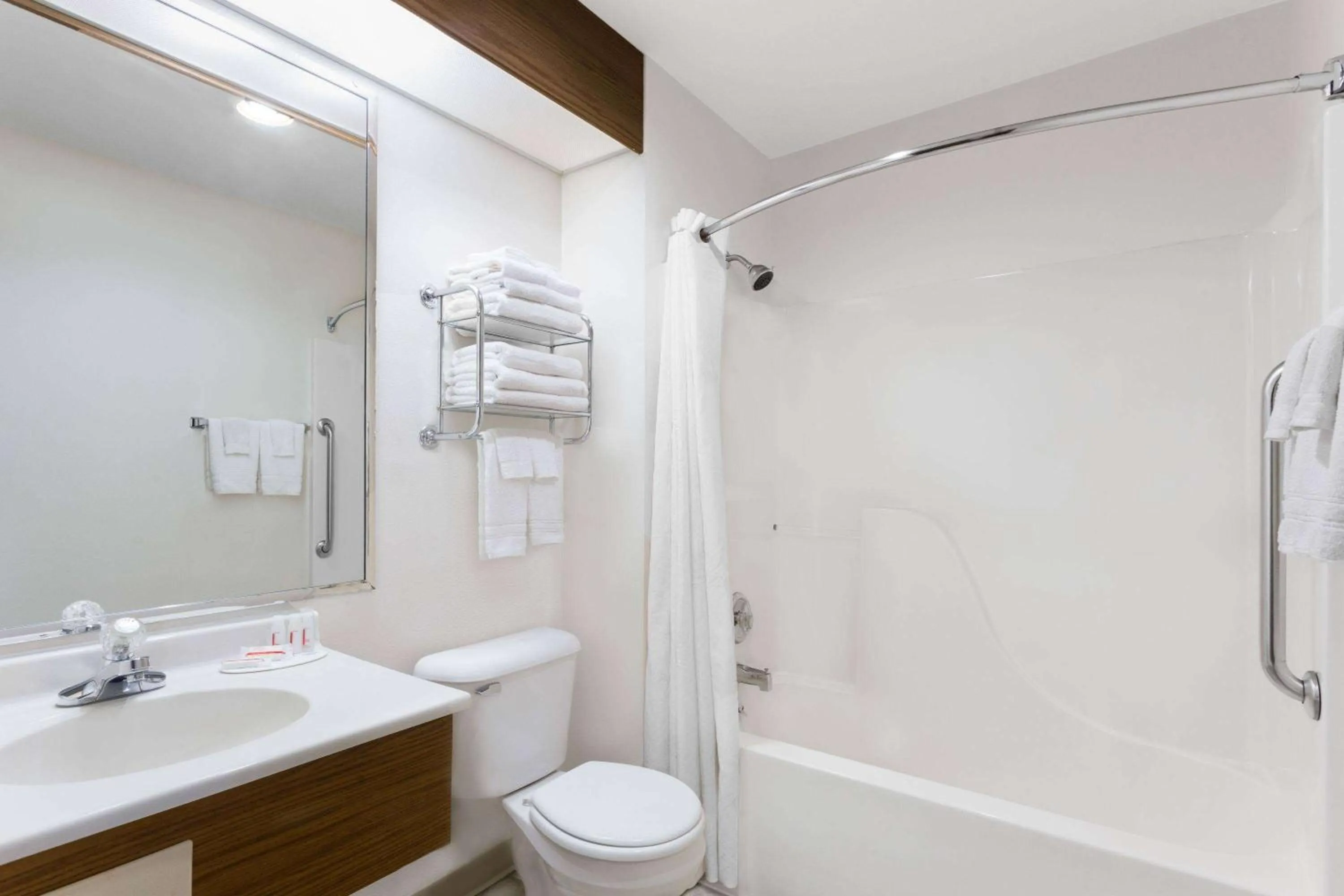 Bathroom in Super 8 by Wyndham Antigo