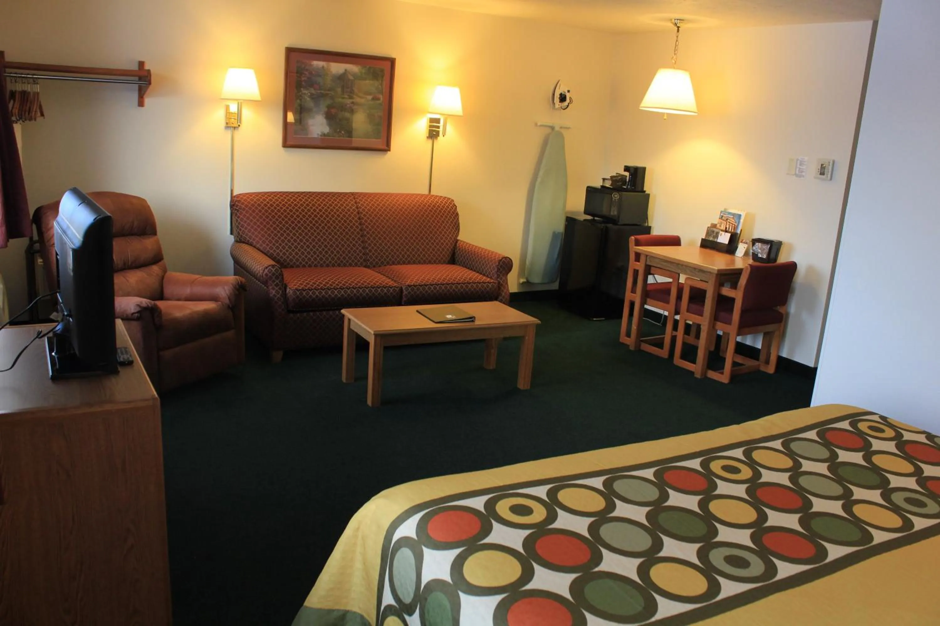 Photo of the whole room, Bed in Super 8 by Wyndham Antigo