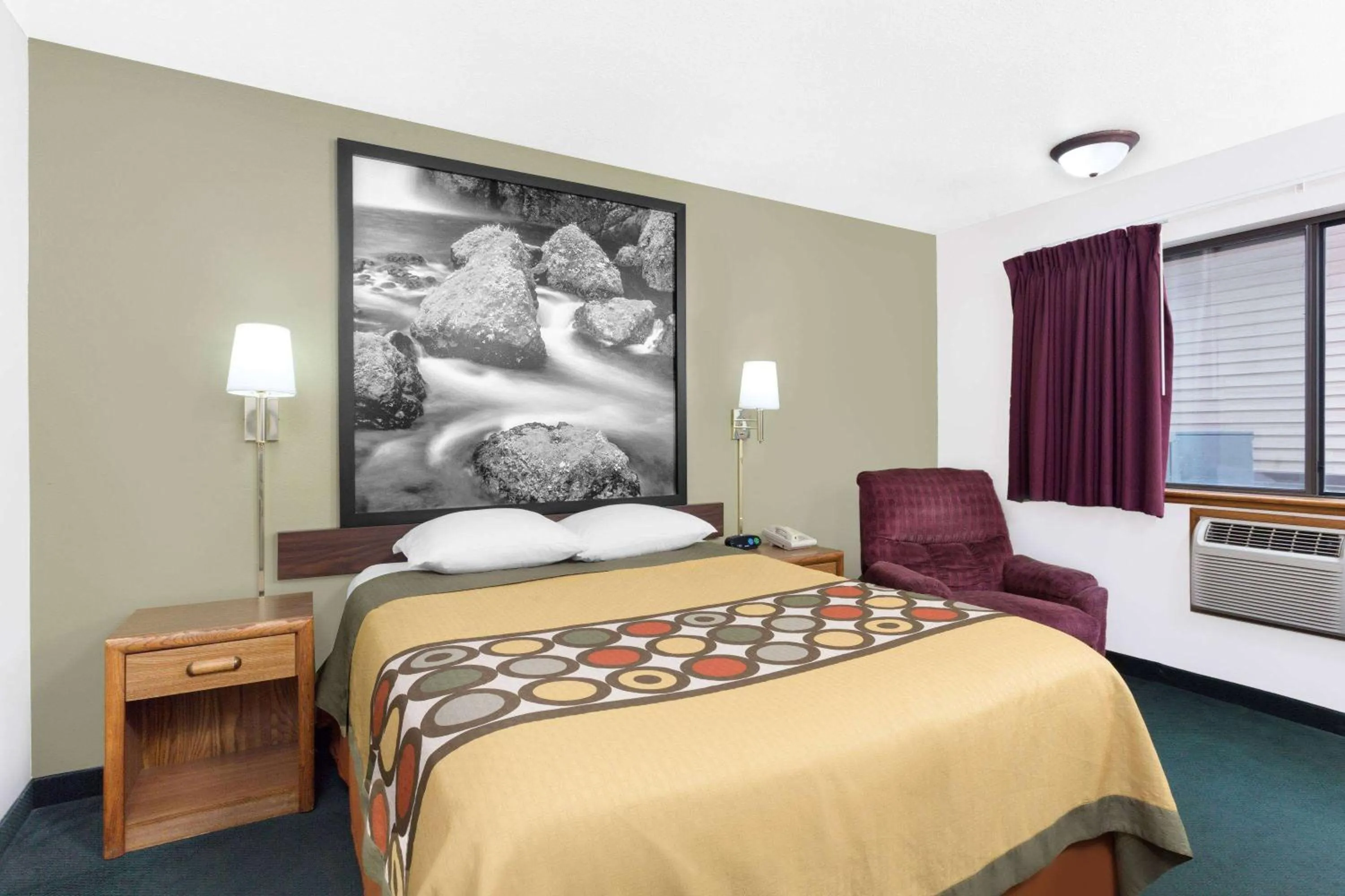 Photo of the whole room, Bed in Super 8 by Wyndham Antigo