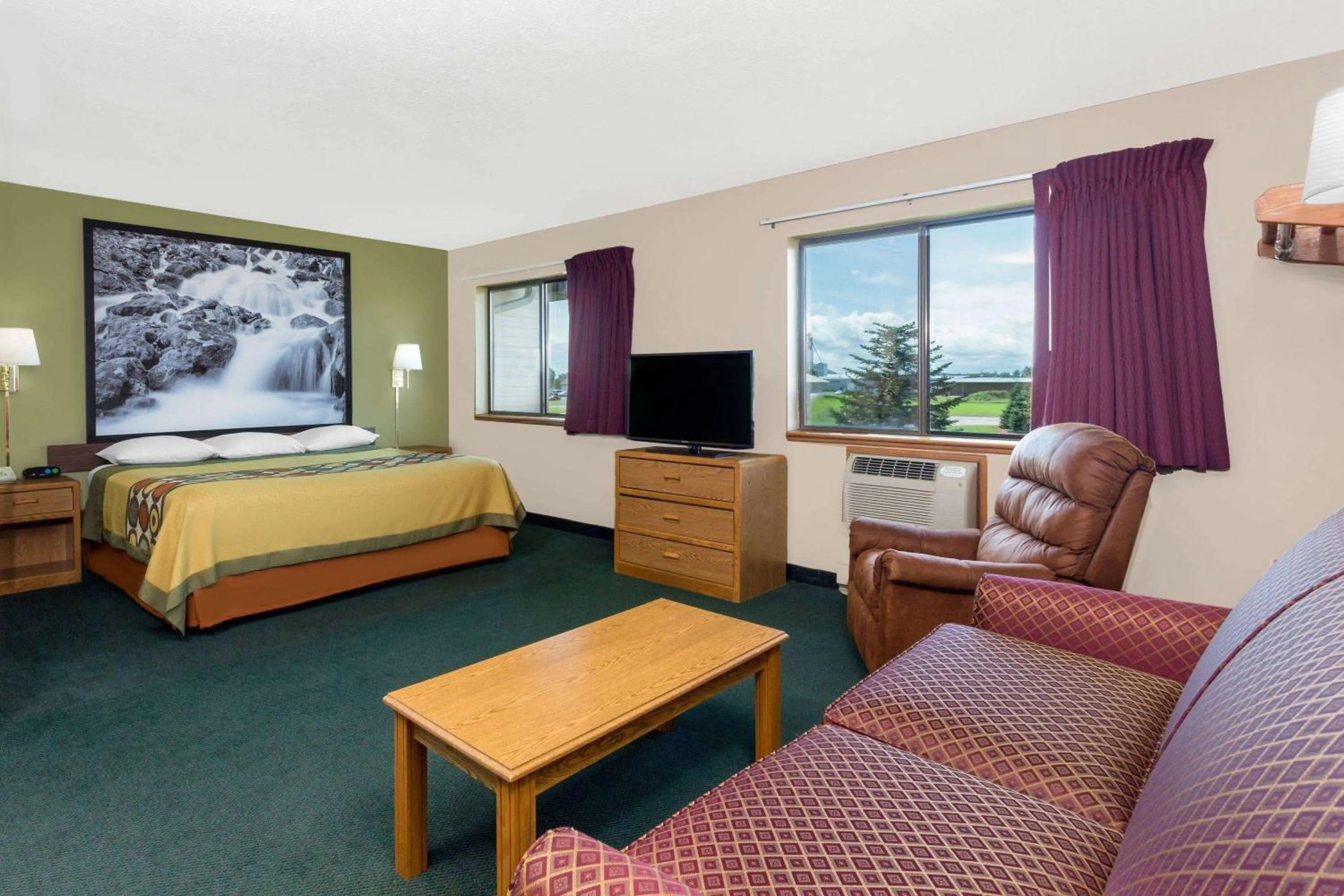 Photo of the whole room, Bed in Super 8 by Wyndham Antigo