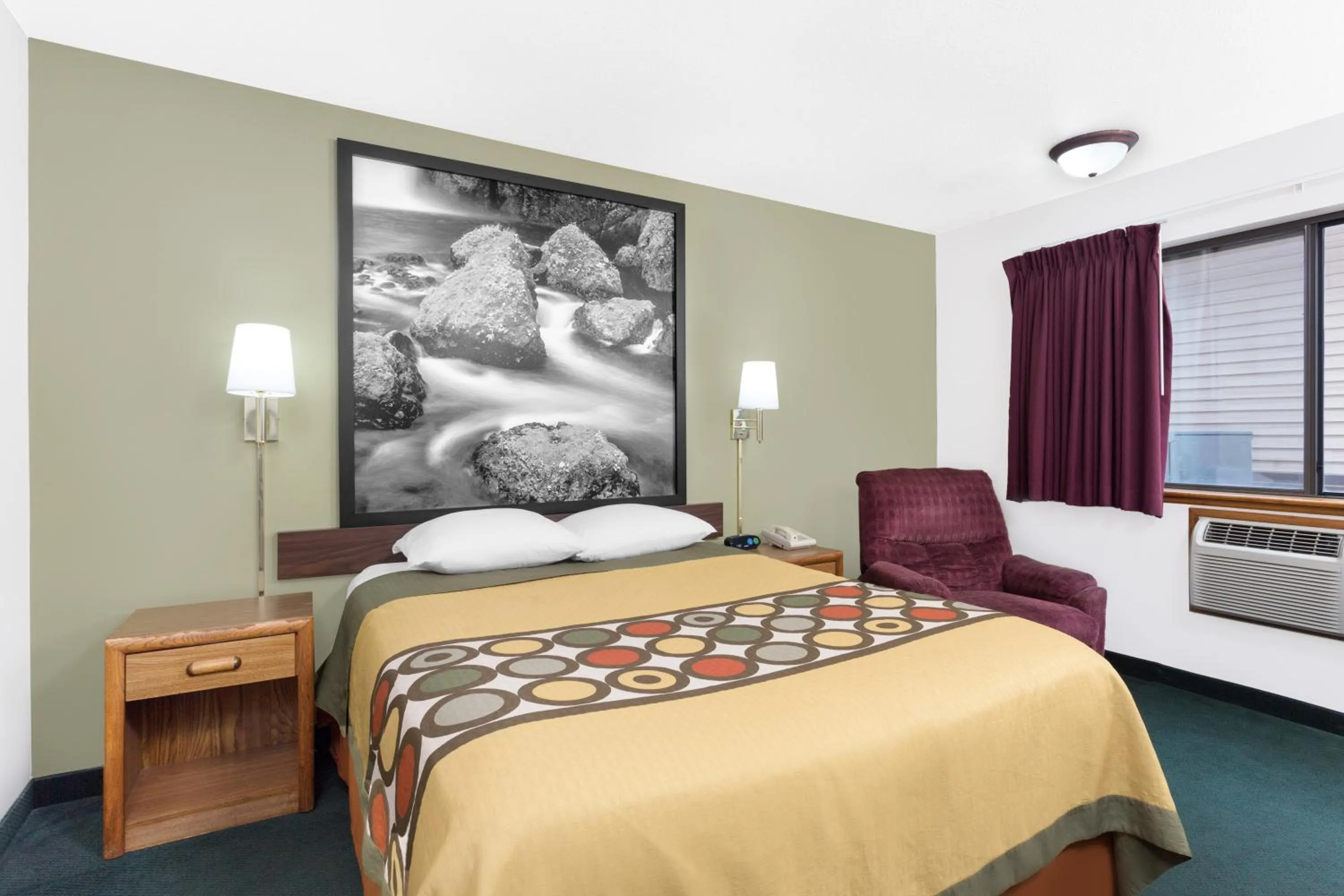 Photo of the whole room, Bed in Super 8 by Wyndham Antigo