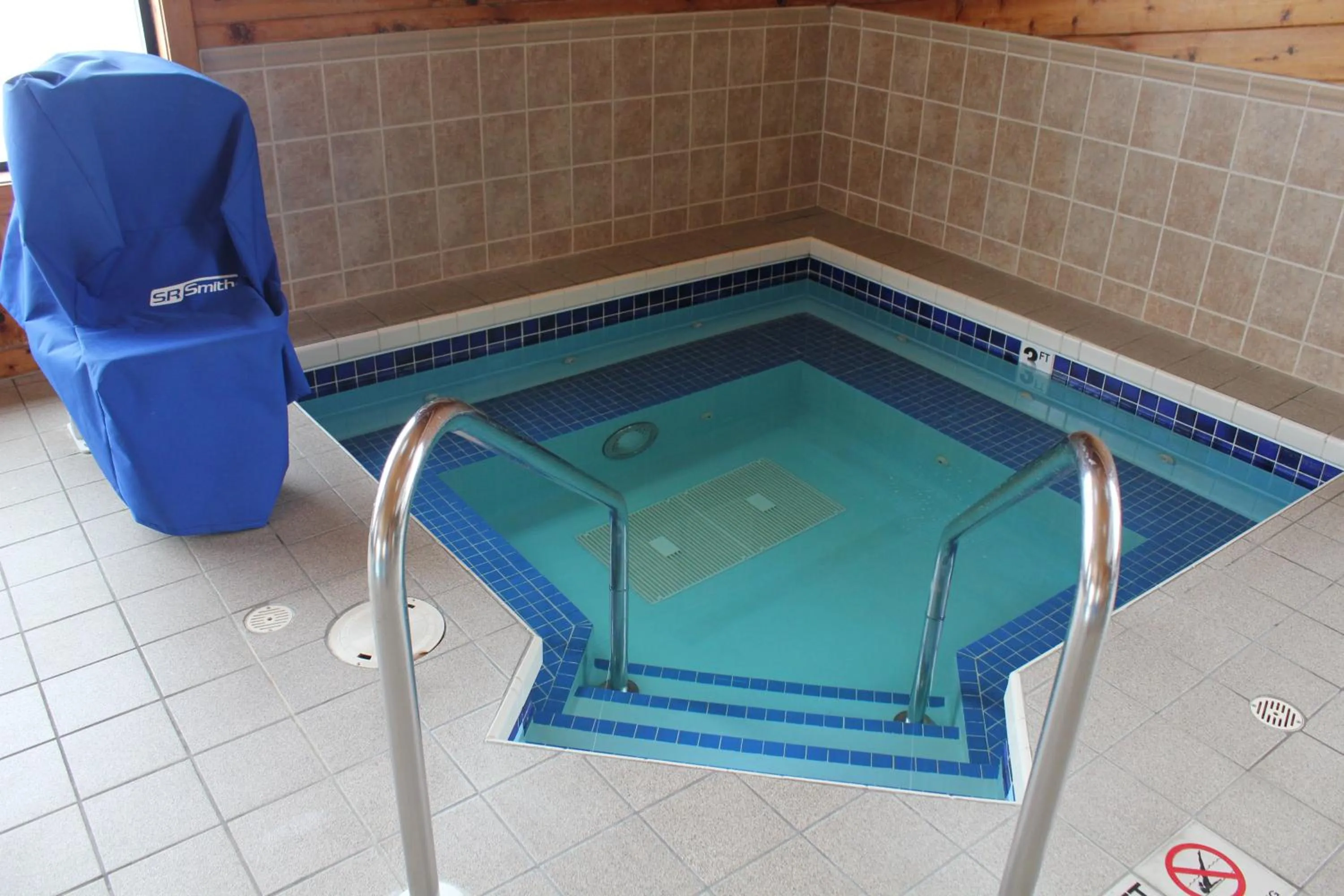 Hot Tub in Super 8 by Wyndham Antigo