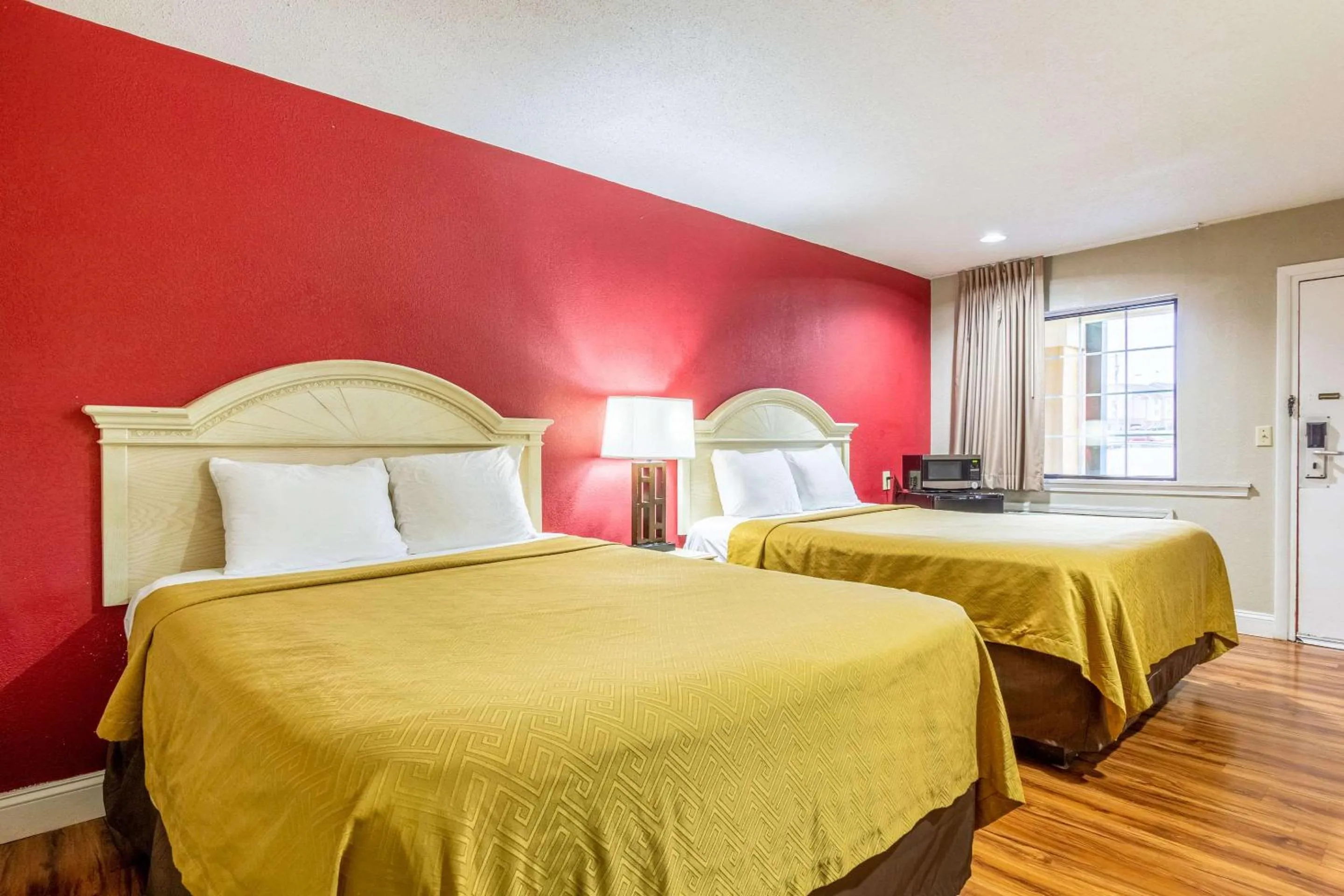 Photo of the whole room, Bed in Econo Lodge Berea