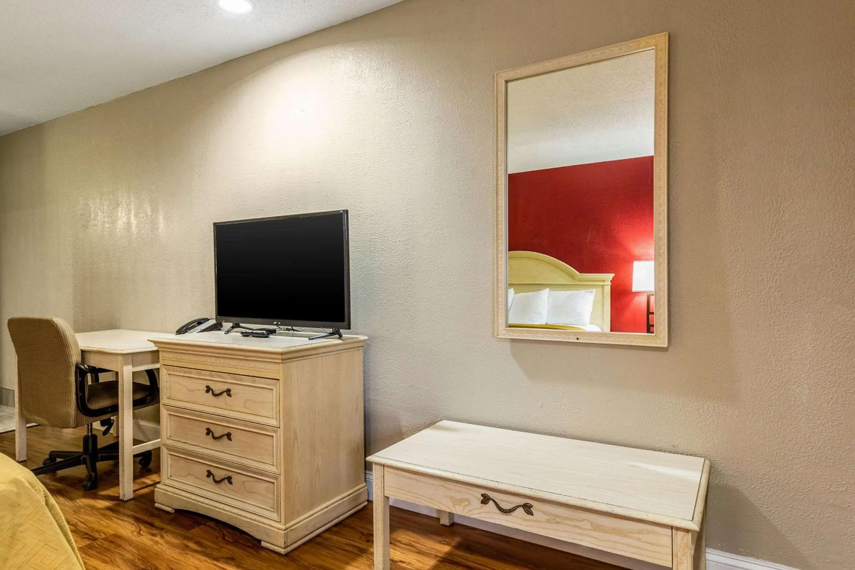 Photo of the whole room in Econo Lodge Berea