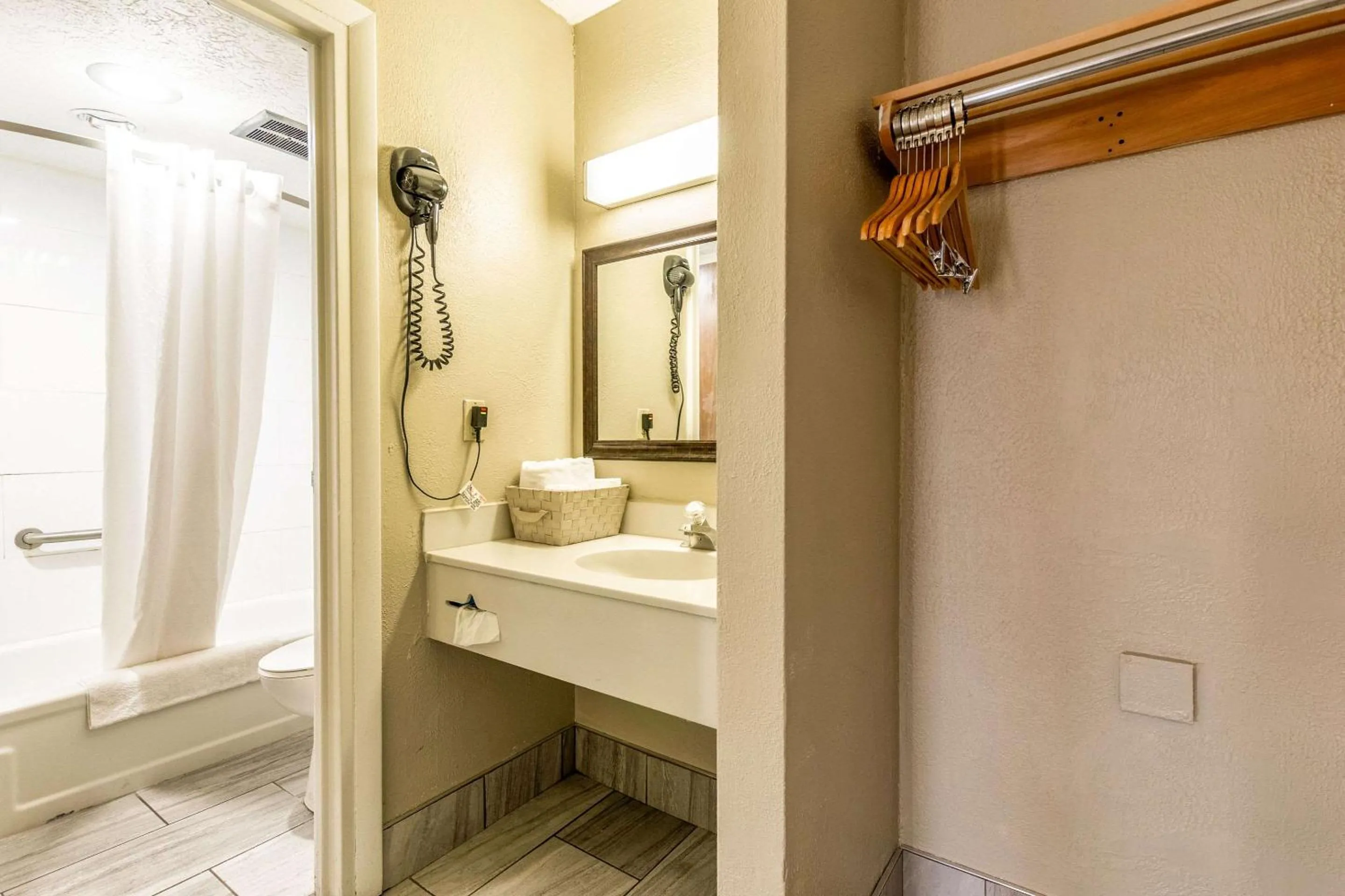 Bedroom in Econo Lodge Berea