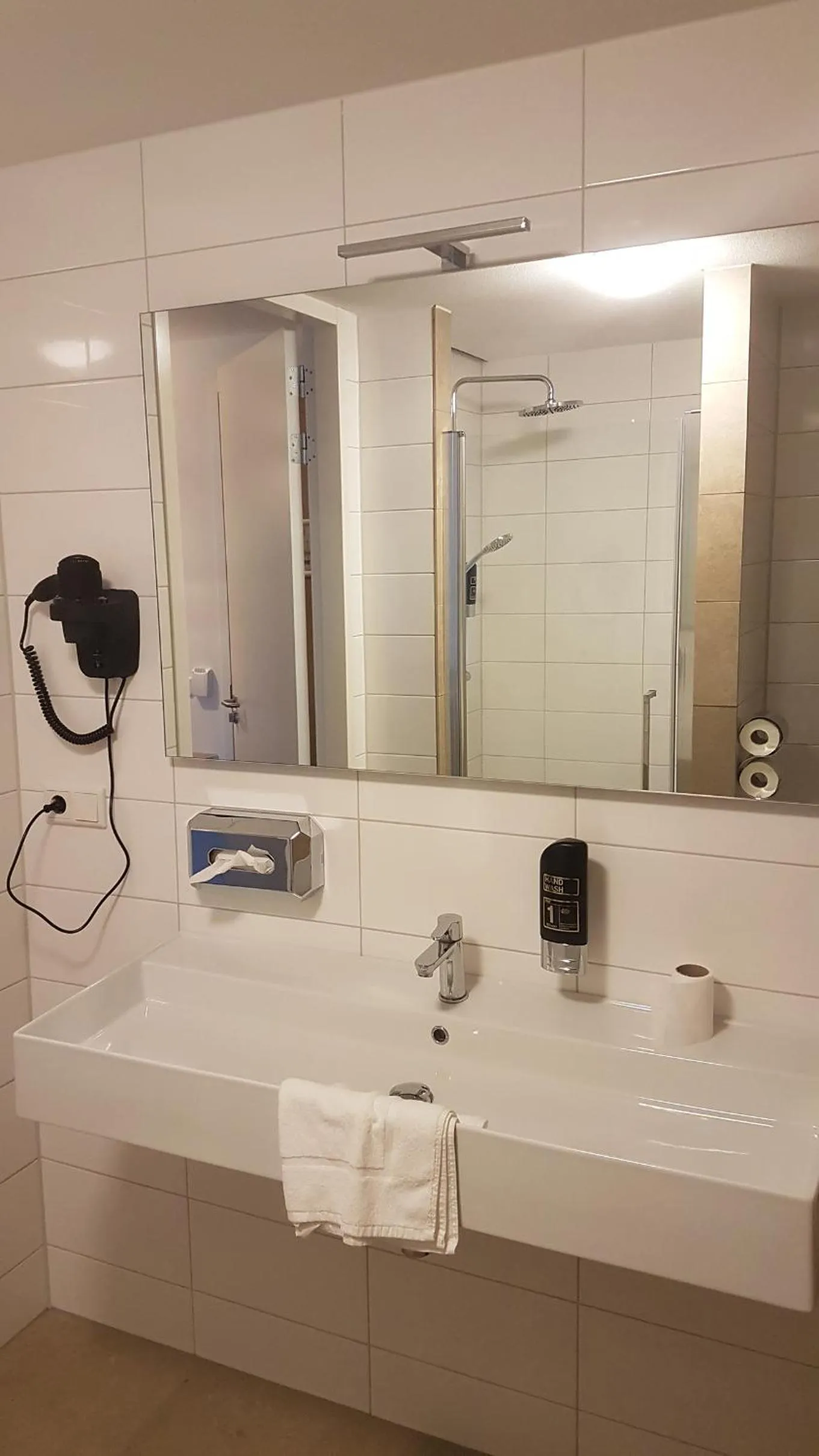Shower in Strandhotel Duinoord