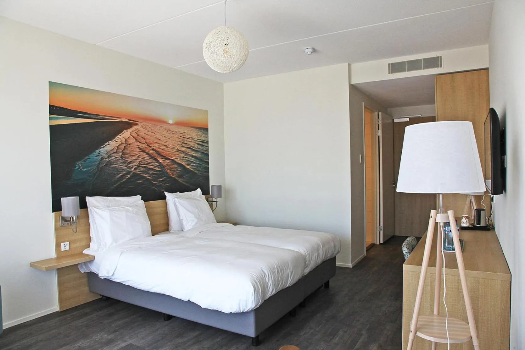 Bed in Strandhotel Duinoord