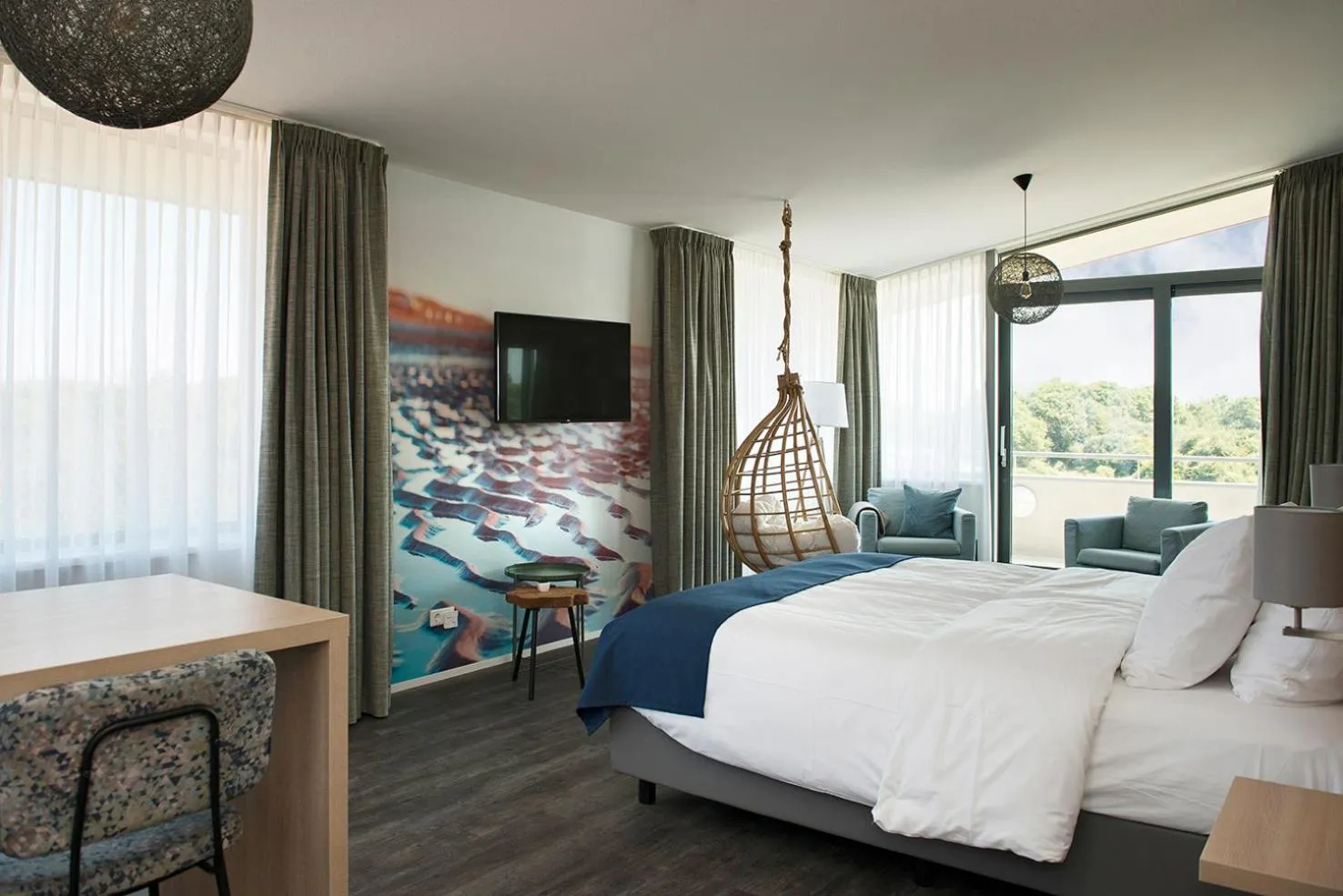 Photo of the whole room, Bed in Strandhotel Duinoord