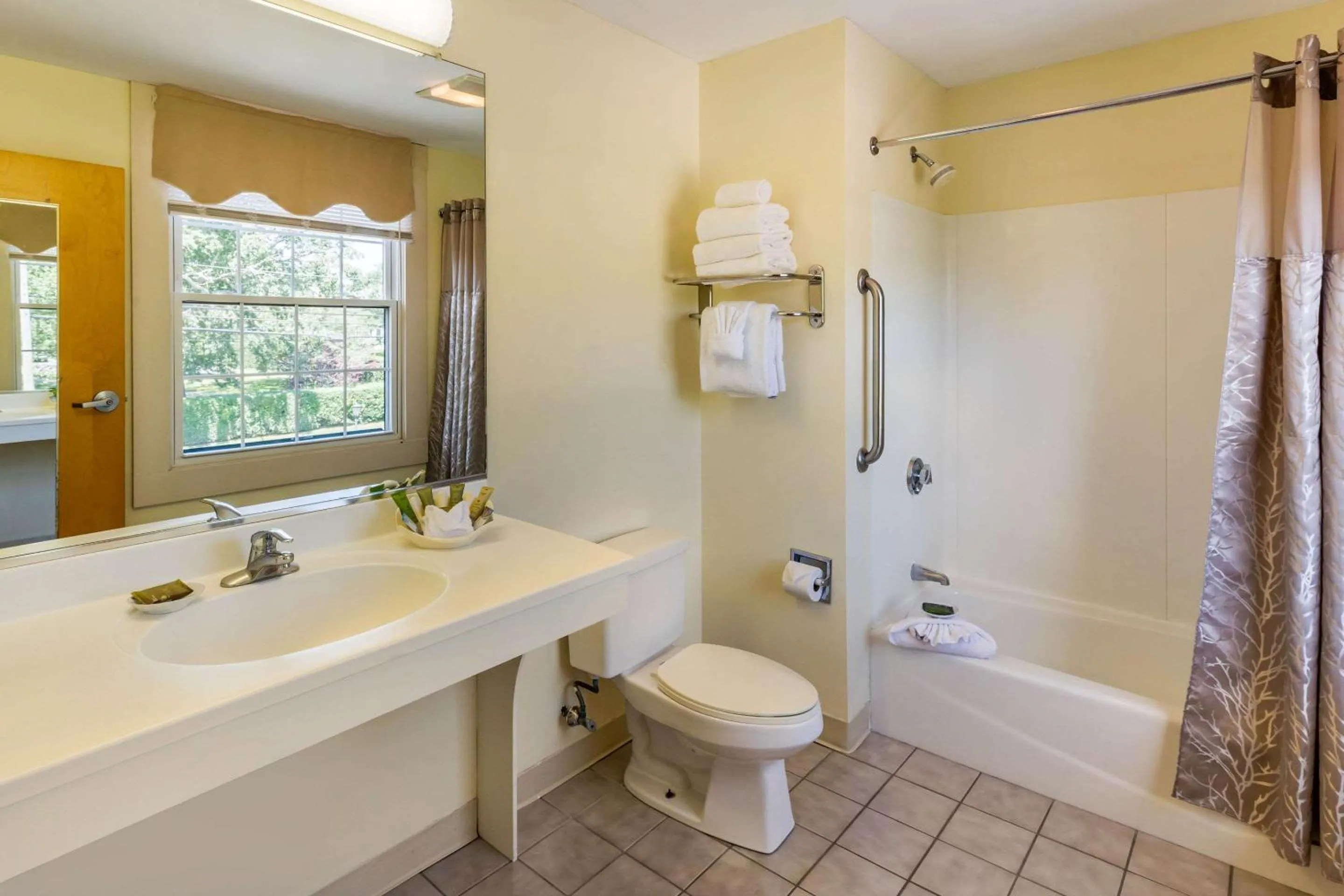 Shower in The Carriage House Inn Newport