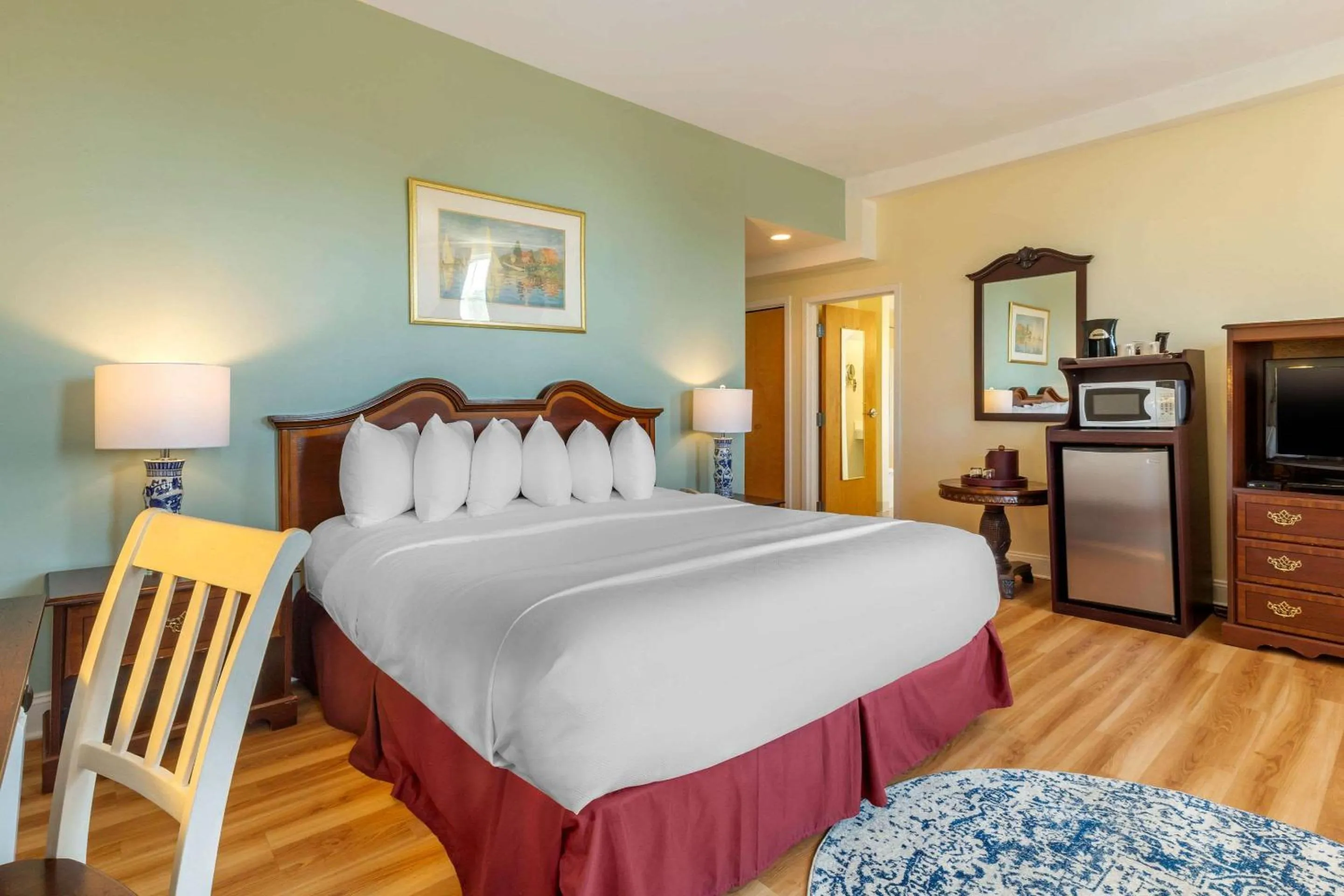 Bed in The Carriage House Inn Newport