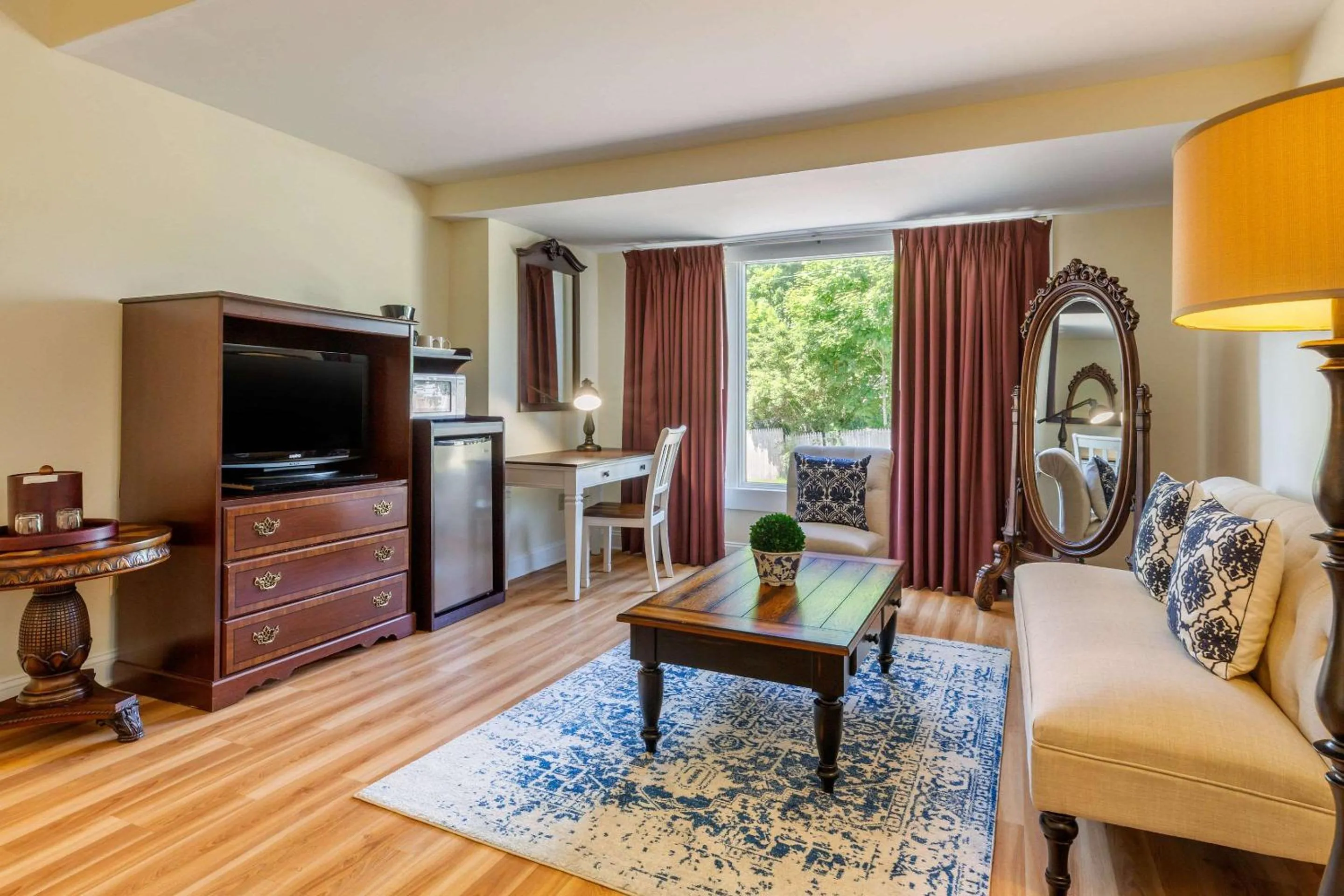 TV and multimedia in The Carriage House Inn Newport