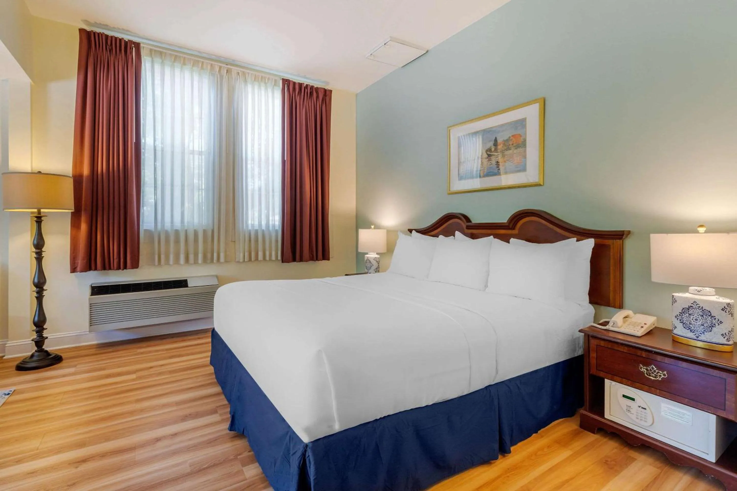 Bed in The Carriage House Inn Newport