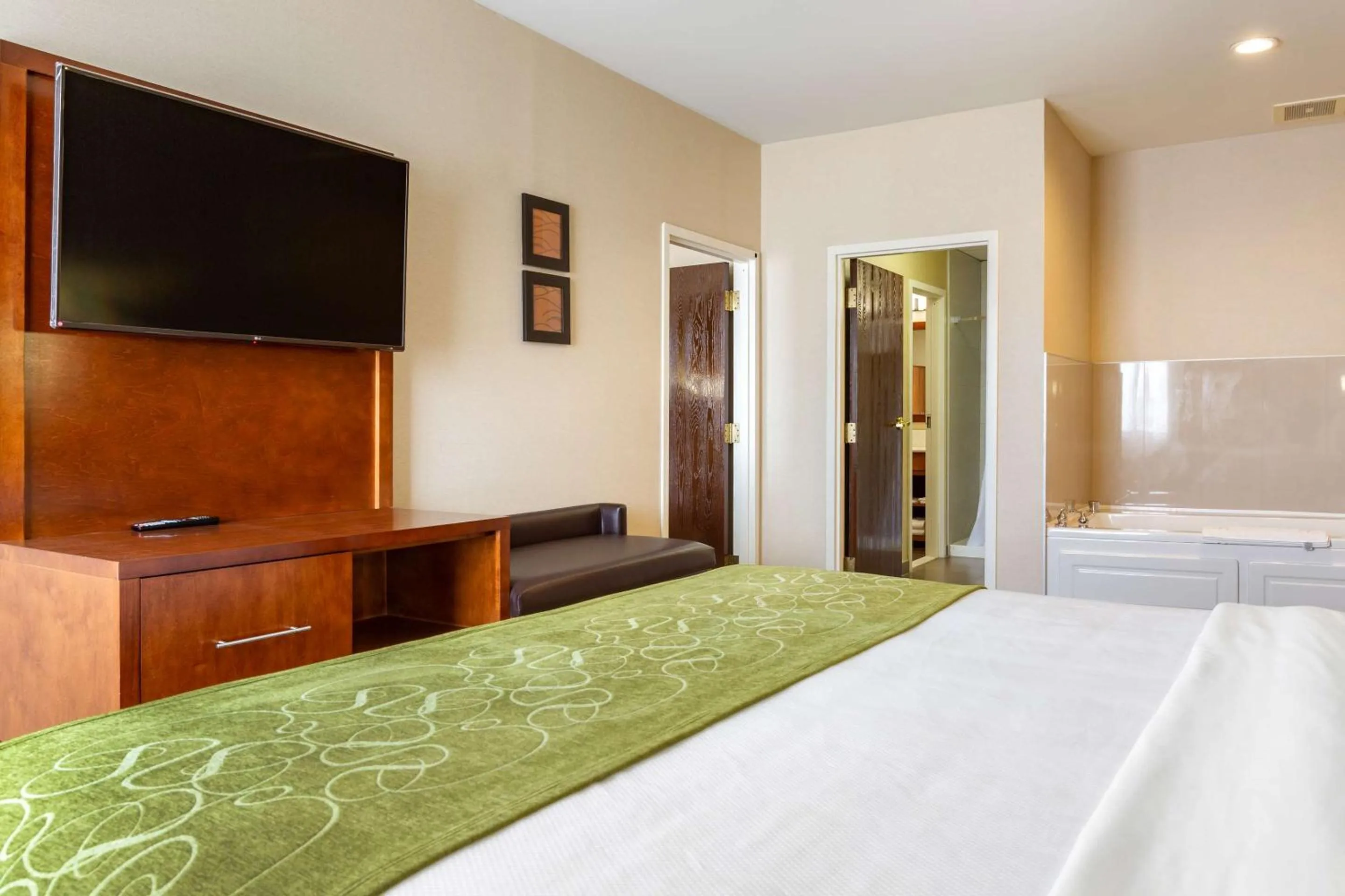 Bedroom, Bed in Comfort Suites Dover University Area