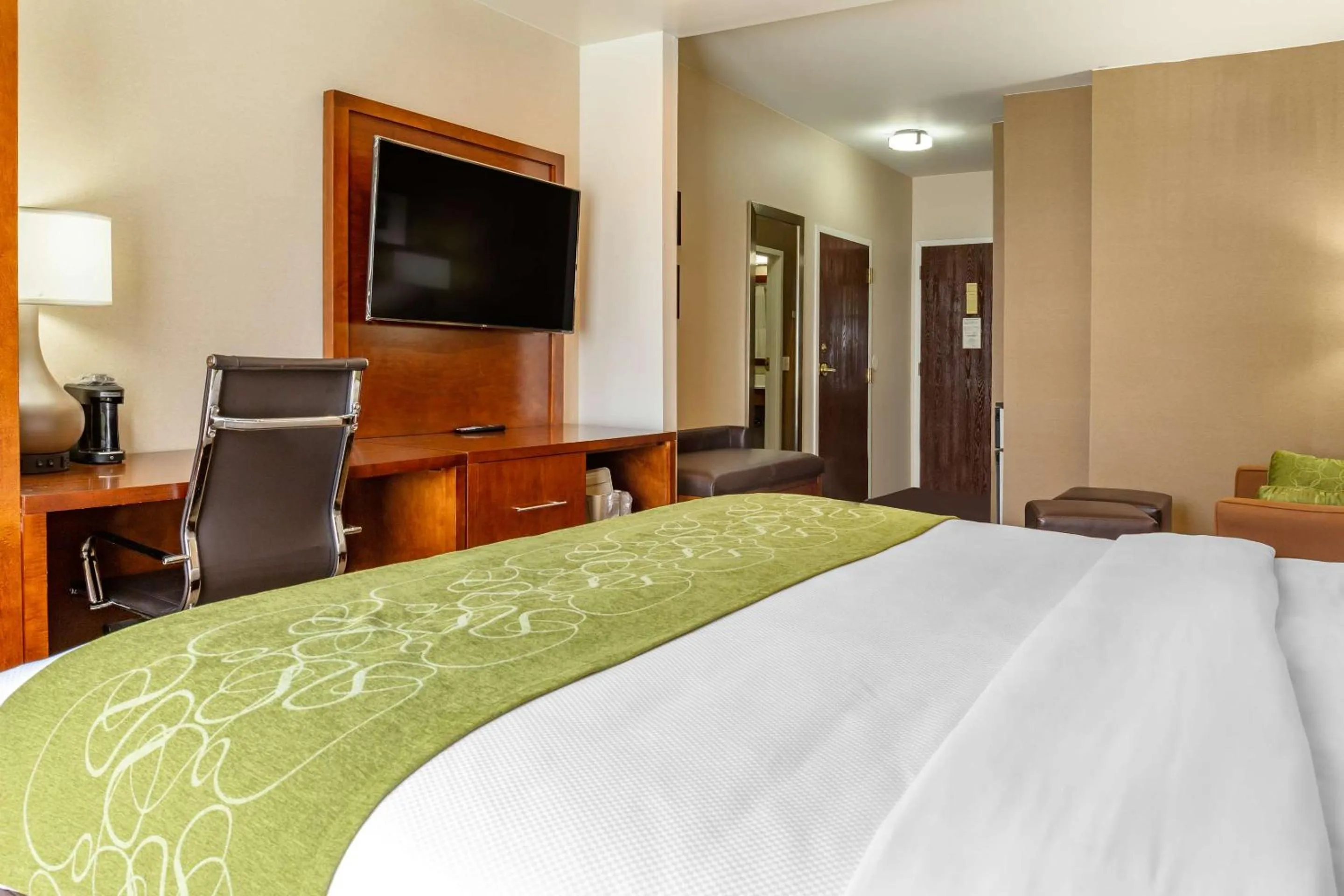 Bedroom, Bed in Comfort Suites Dover University Area