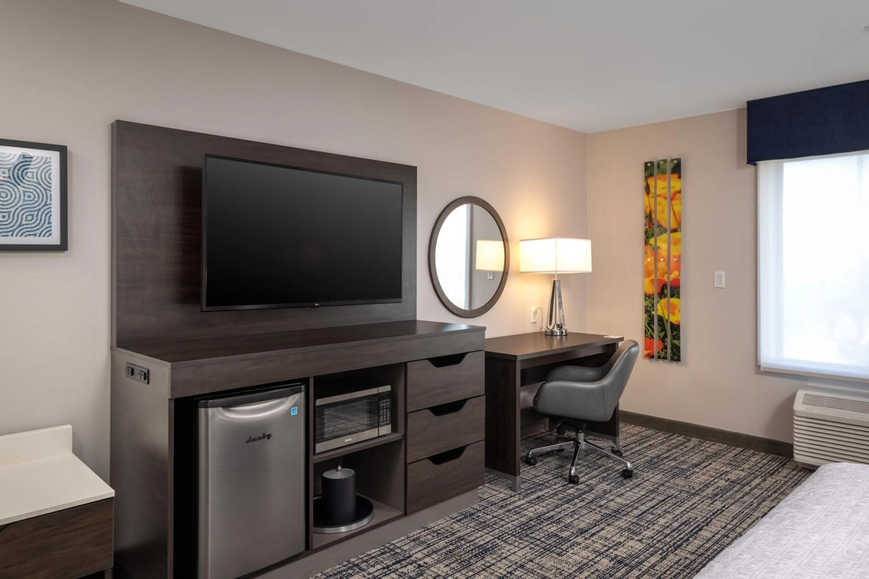 TV and multimedia, Bed in Hampton Inn & Suites Manteca