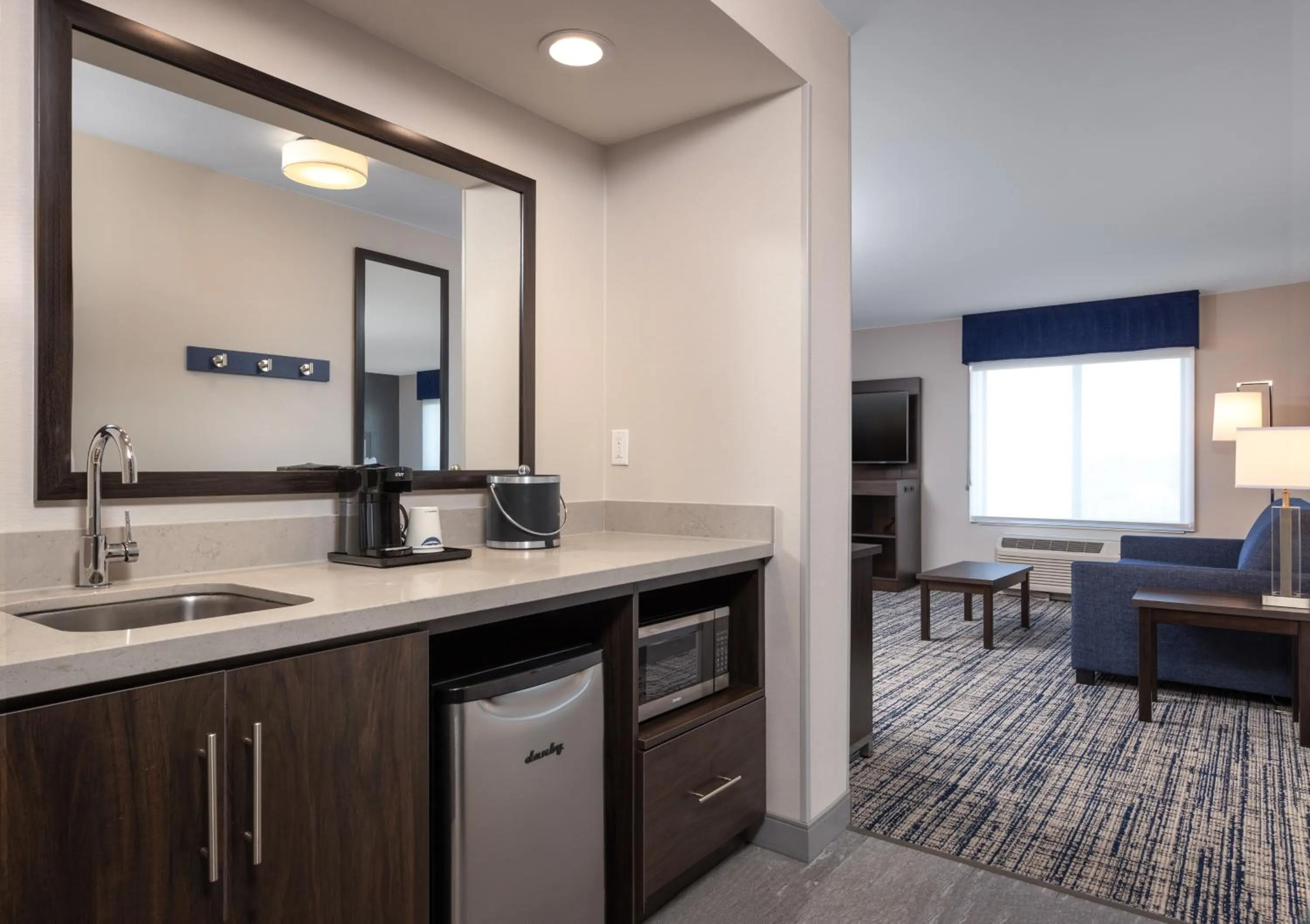 Kitchen or kitchenette in Hampton Inn & Suites Manteca